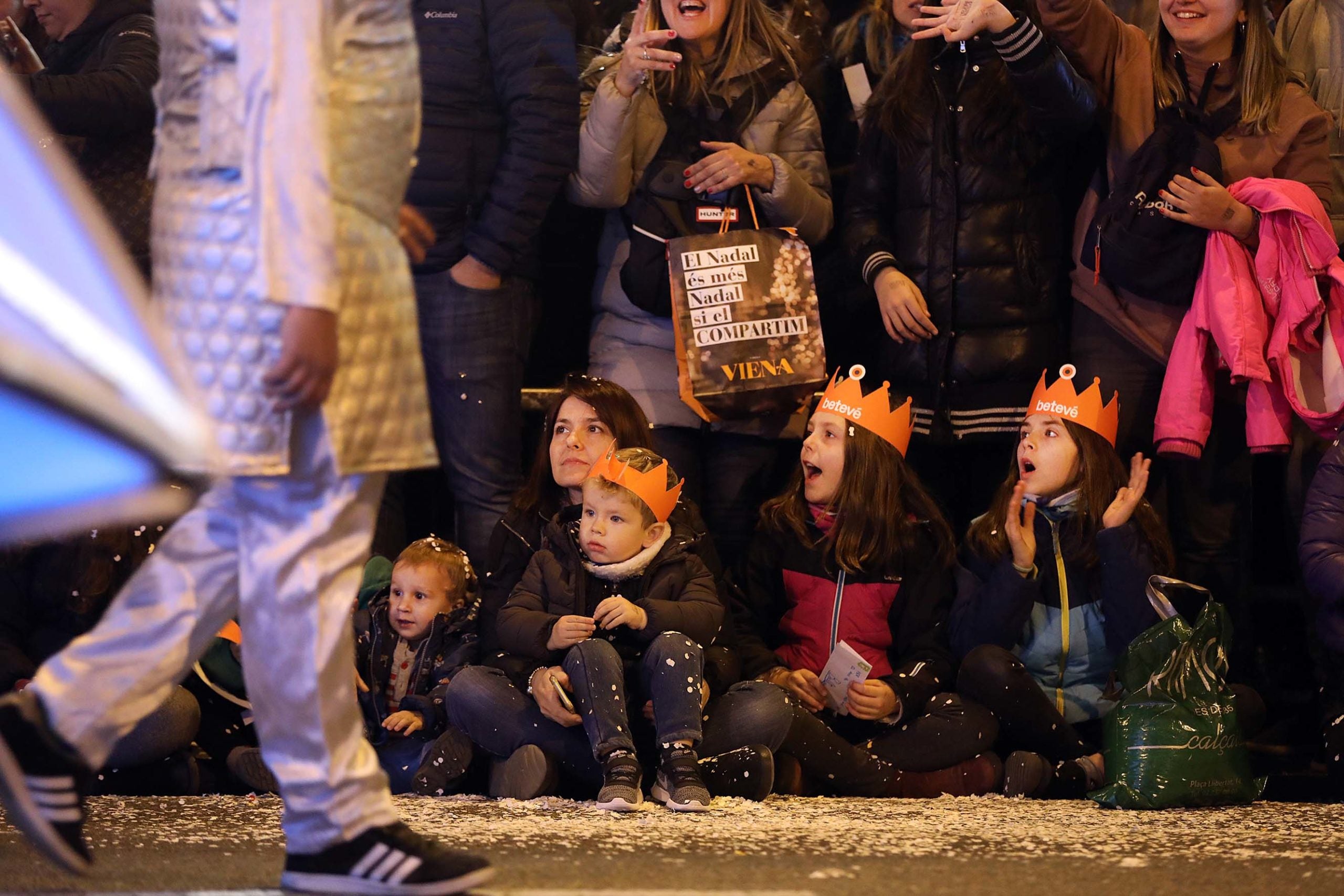 Famílies esperant el pas de la cavalcada dels Reis Mags de Barcelona / Jordi Play