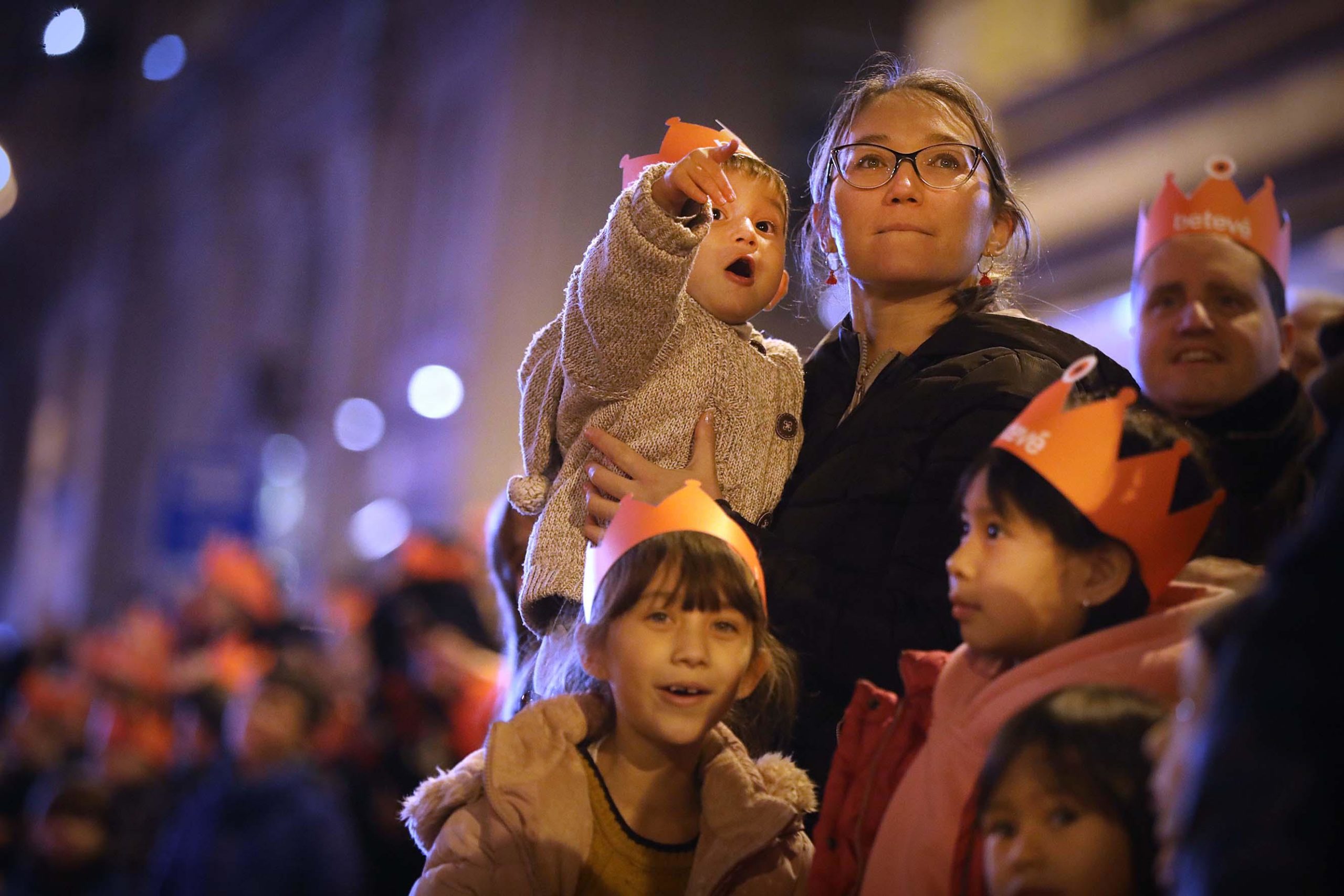 Famílies embadalides veient la cavalcada dels Reis Mags de Barcelona / Jordi Play