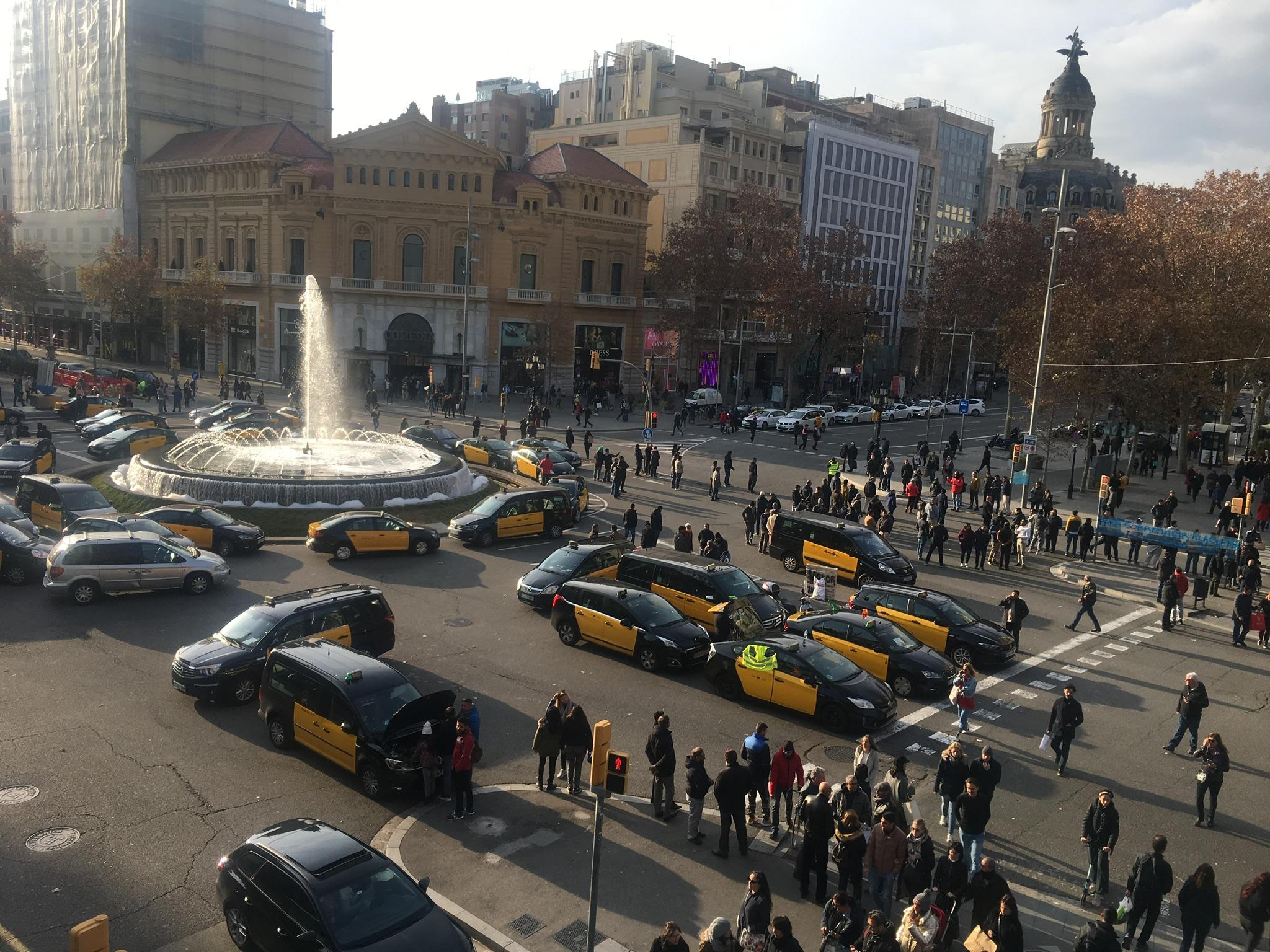 Taxis de Barcelona ahir a la cruïlla de la Gran Via amb el passeig de Gràcia i, al fons, al passeig de Gràcia, taxis de Sabadell (blancs) que es van afegir a la protesta / S.B.