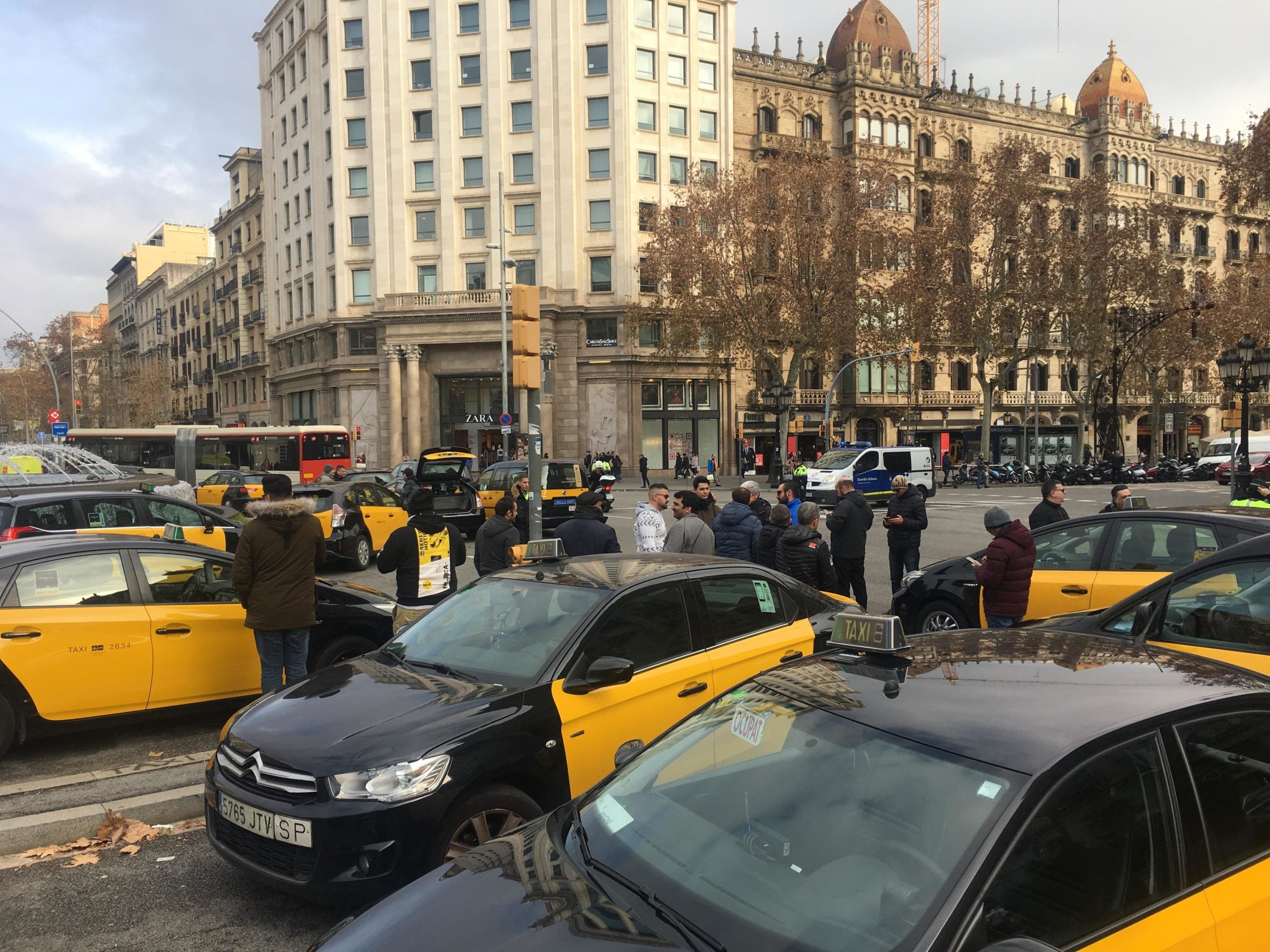 Taxis a la cruïlla del passeig de Gràcia amb la Gran Via, per començar el bloqueig / S.B.