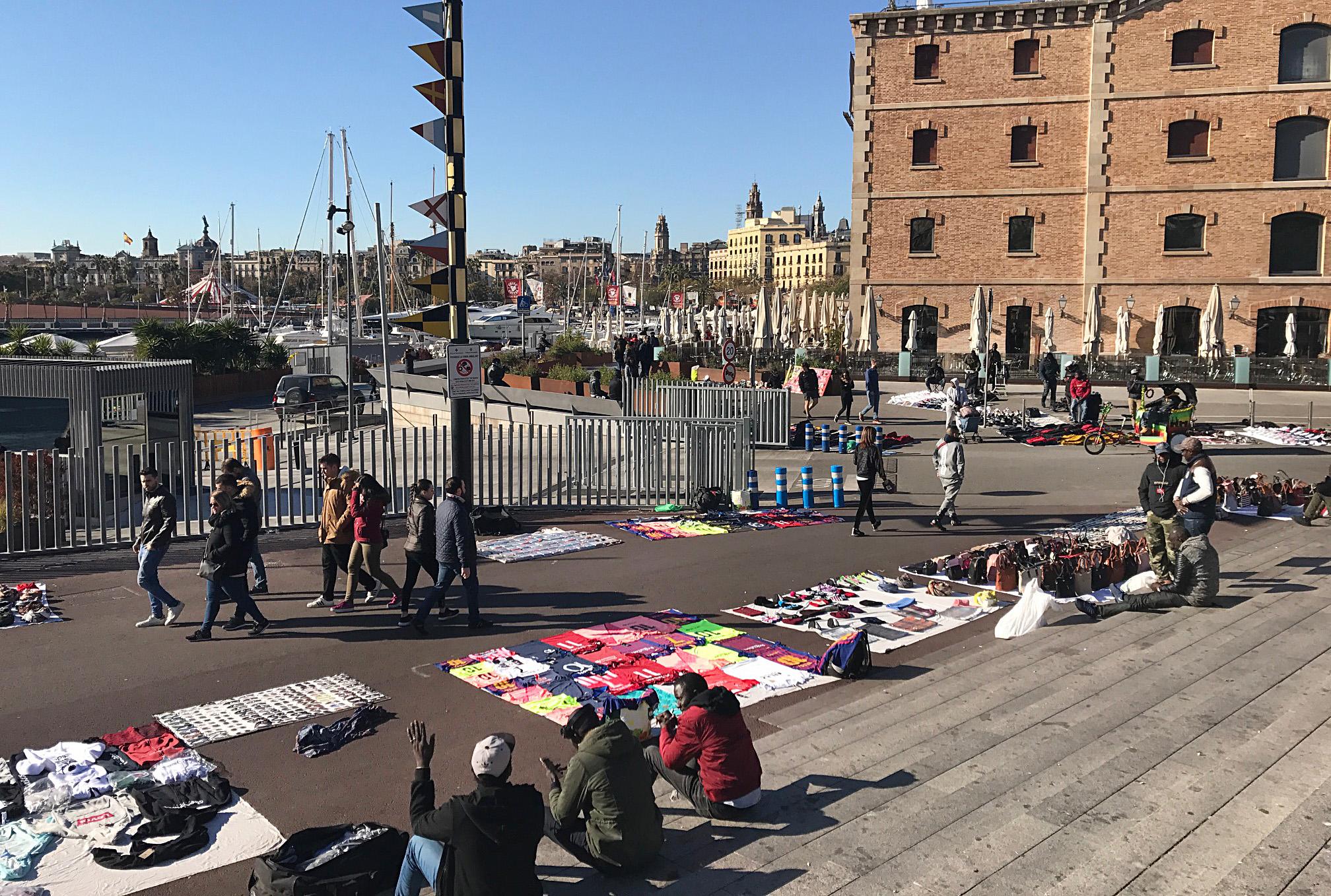 Unos cuántos manteros instalados en el paseo Juan de Borbón con el Palacio