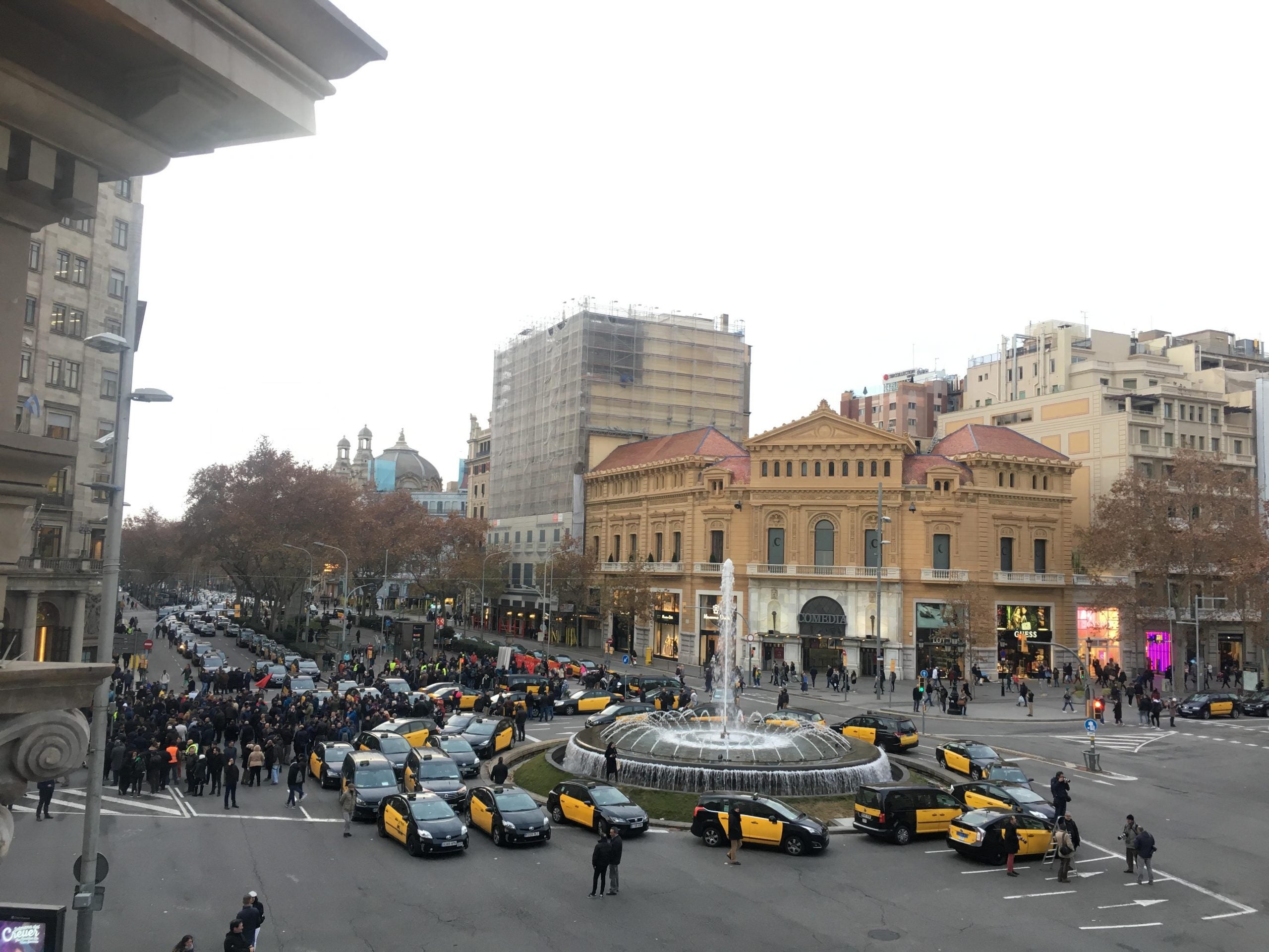 Taxistes concentrats a la cruïlla de la Gran Via amb el passeig de Gràcia per protestar per la proposta de decret de la Generalitat sobre les VTC / S.B.