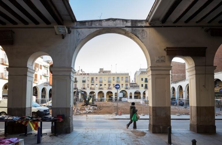 La plaça Mercadal des d'un porxo lateral, després de l'enderroc del mercat / Ajuntament de Barcelona