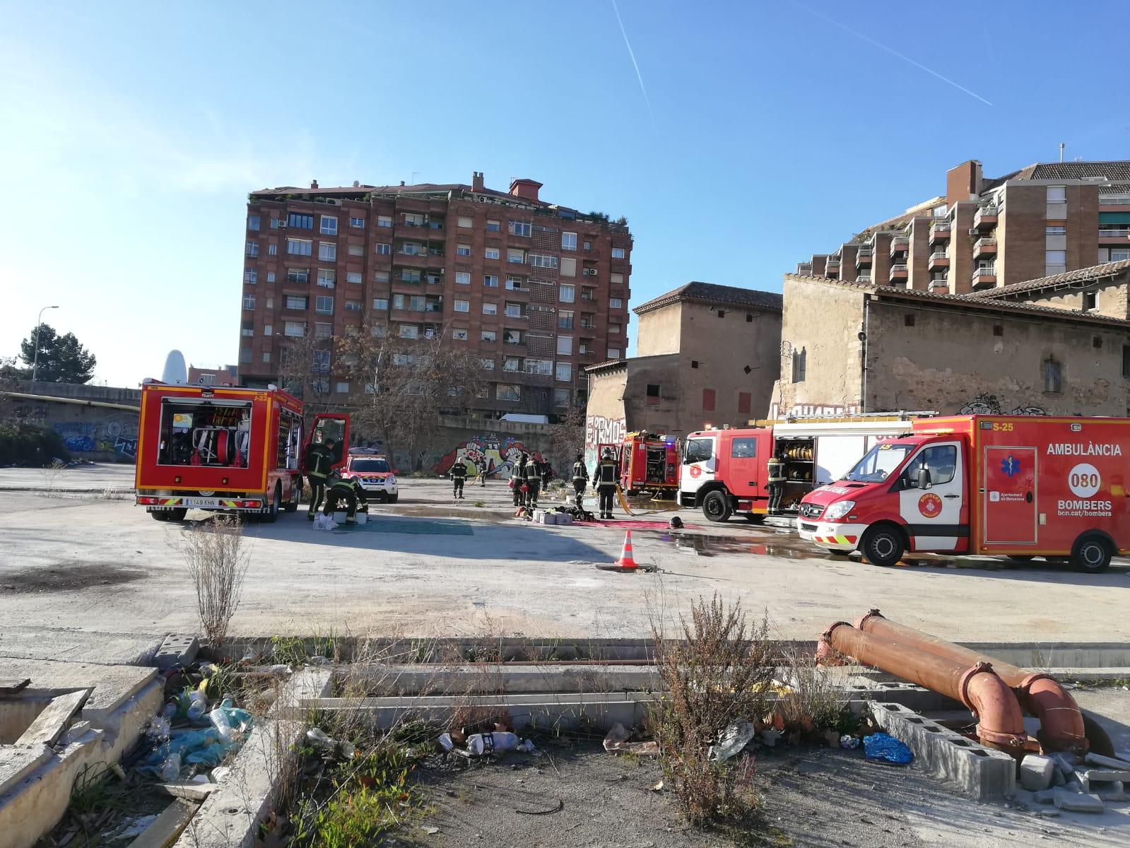 Els bombers davant de la Torre del Fang, el dia de l'incendi / Adrià Lizanda