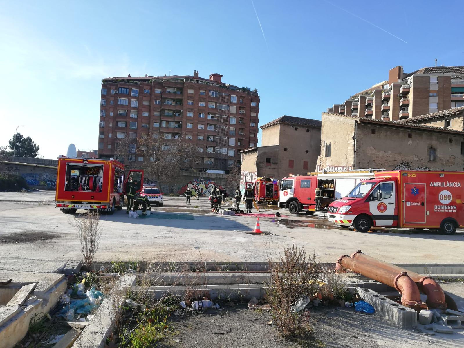 Els bombers davant de la Torre del Fang / Adrià Lizanda