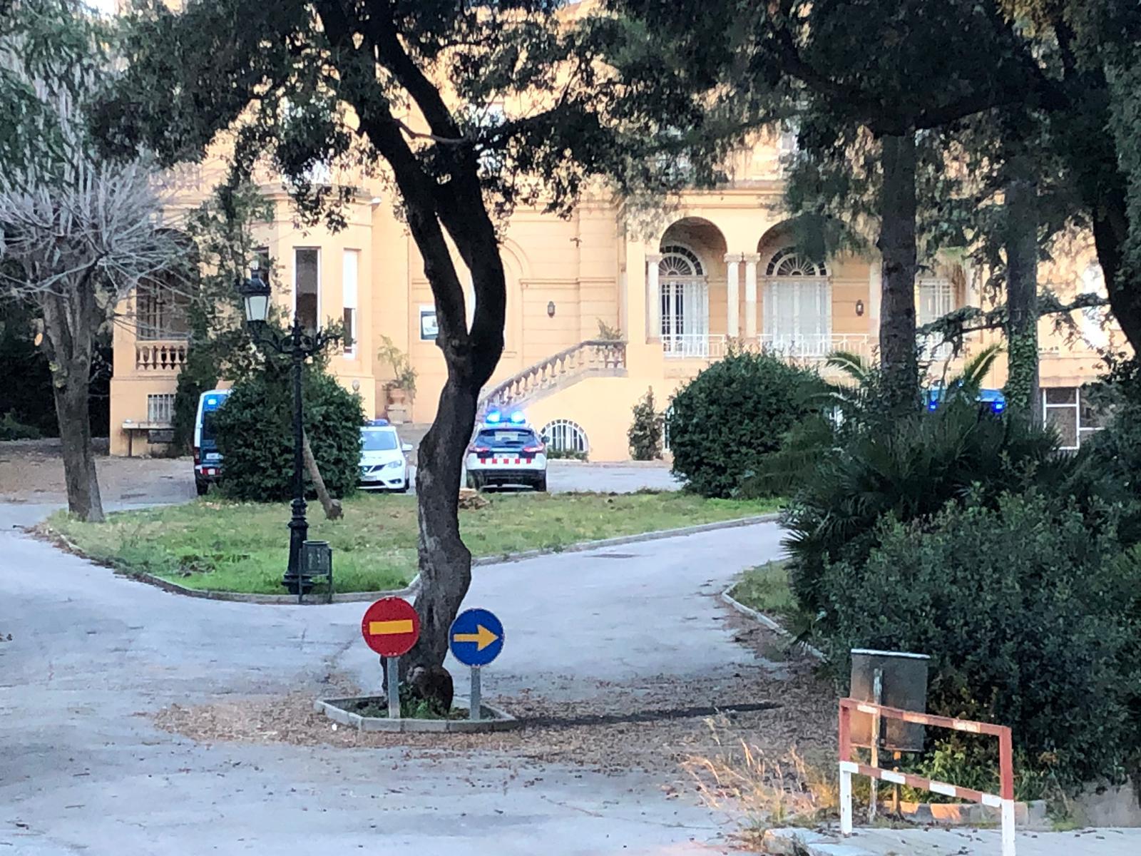 L'antic col·legi del Padre Damián Sagrados Corazones, aquest matí, amb els vehicles policials / Tot Barcelona 