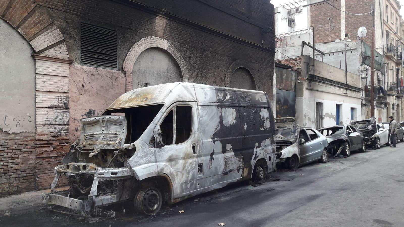 Vehicles afectats per un incendi al Poblenou / Gonzalo Giuliani