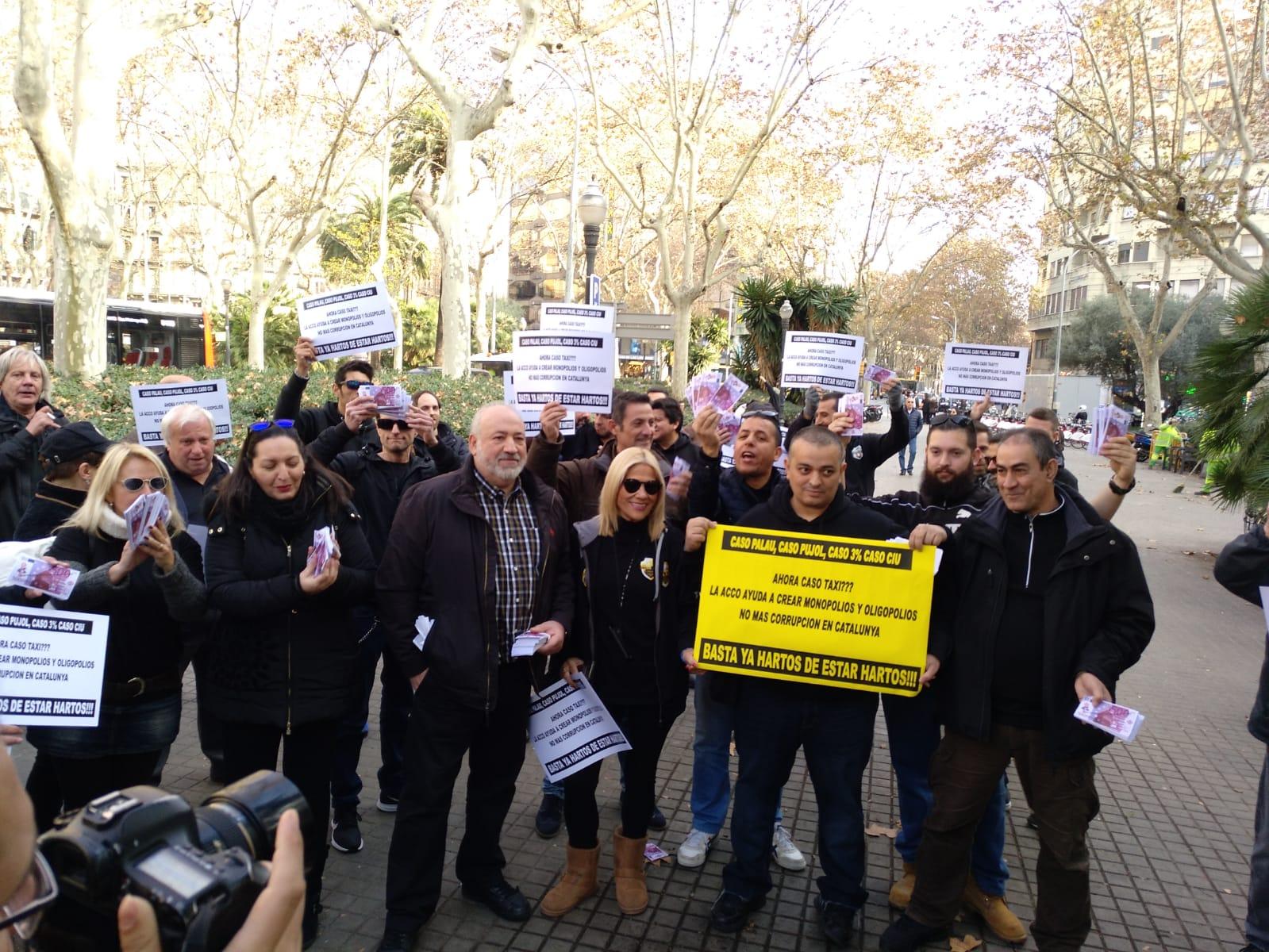 Taxistes preparats per anar a fer l''escrache' a Competència / Meritxell M. Pauné