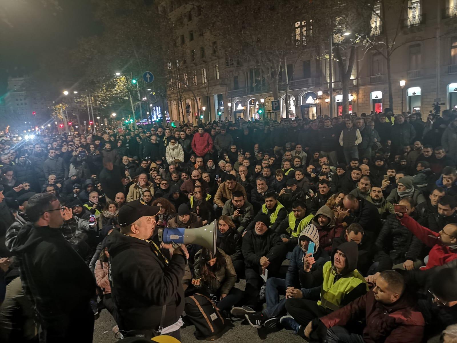 L'assemblea dels taxistes, aquest divendres al vespre, a Casp-Passeig de Gràcia / D.C.