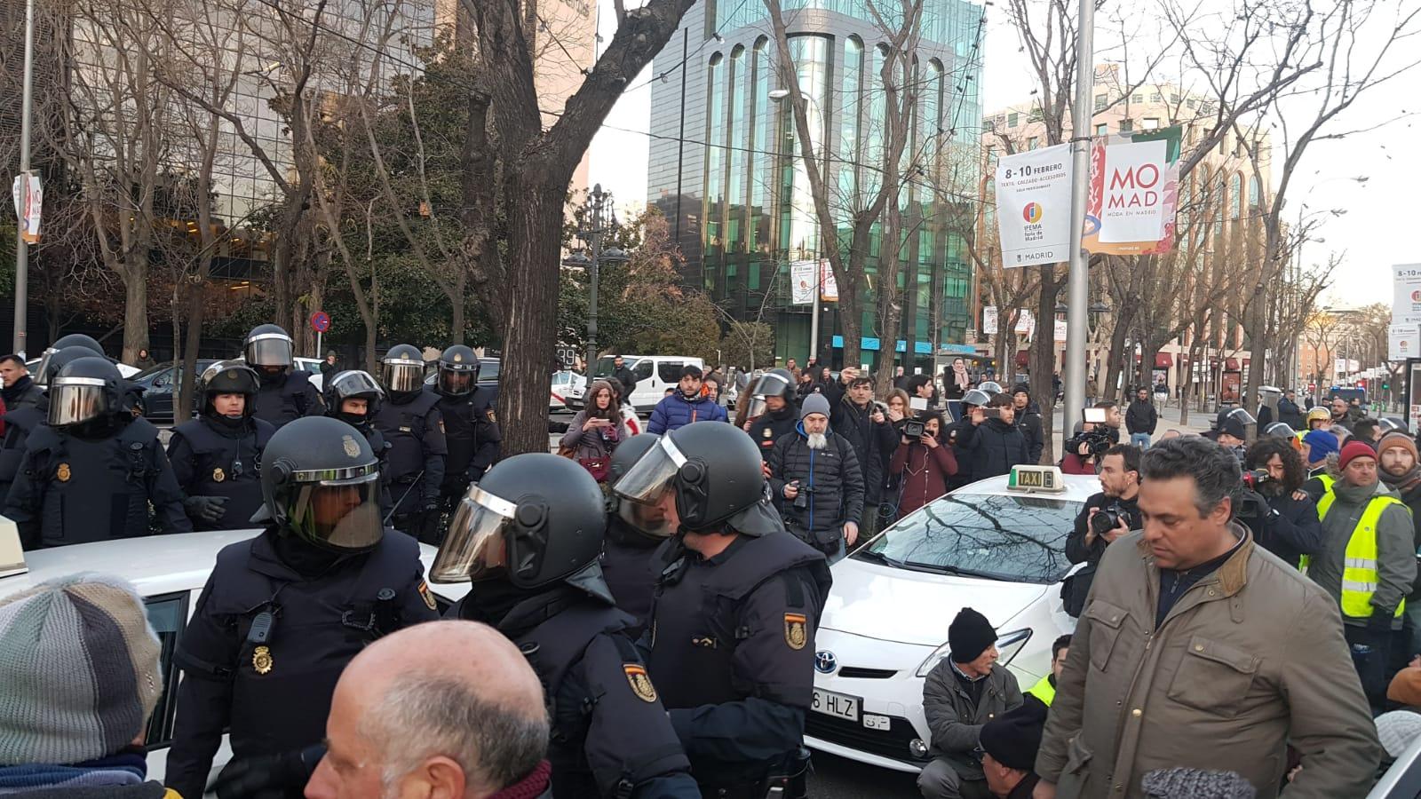 La policia espanyola anant a desallotjar els taxistes de Madrid, una de les fotos que ha enviat avui Tito Álvarez als periodistes