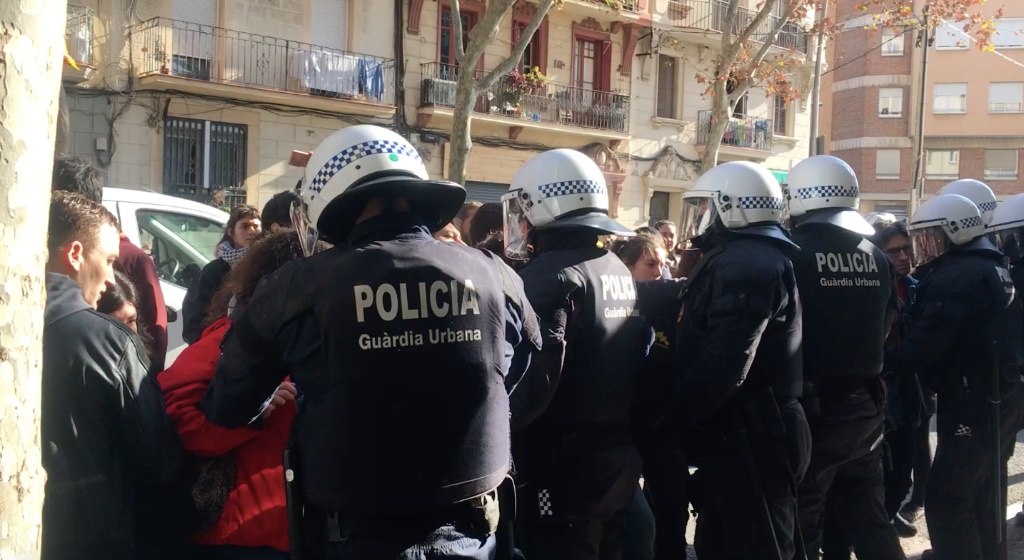 Empentes de la Guàrdia Urbana a activistes del Sindicat de Barri del Poble-sec / S.B.