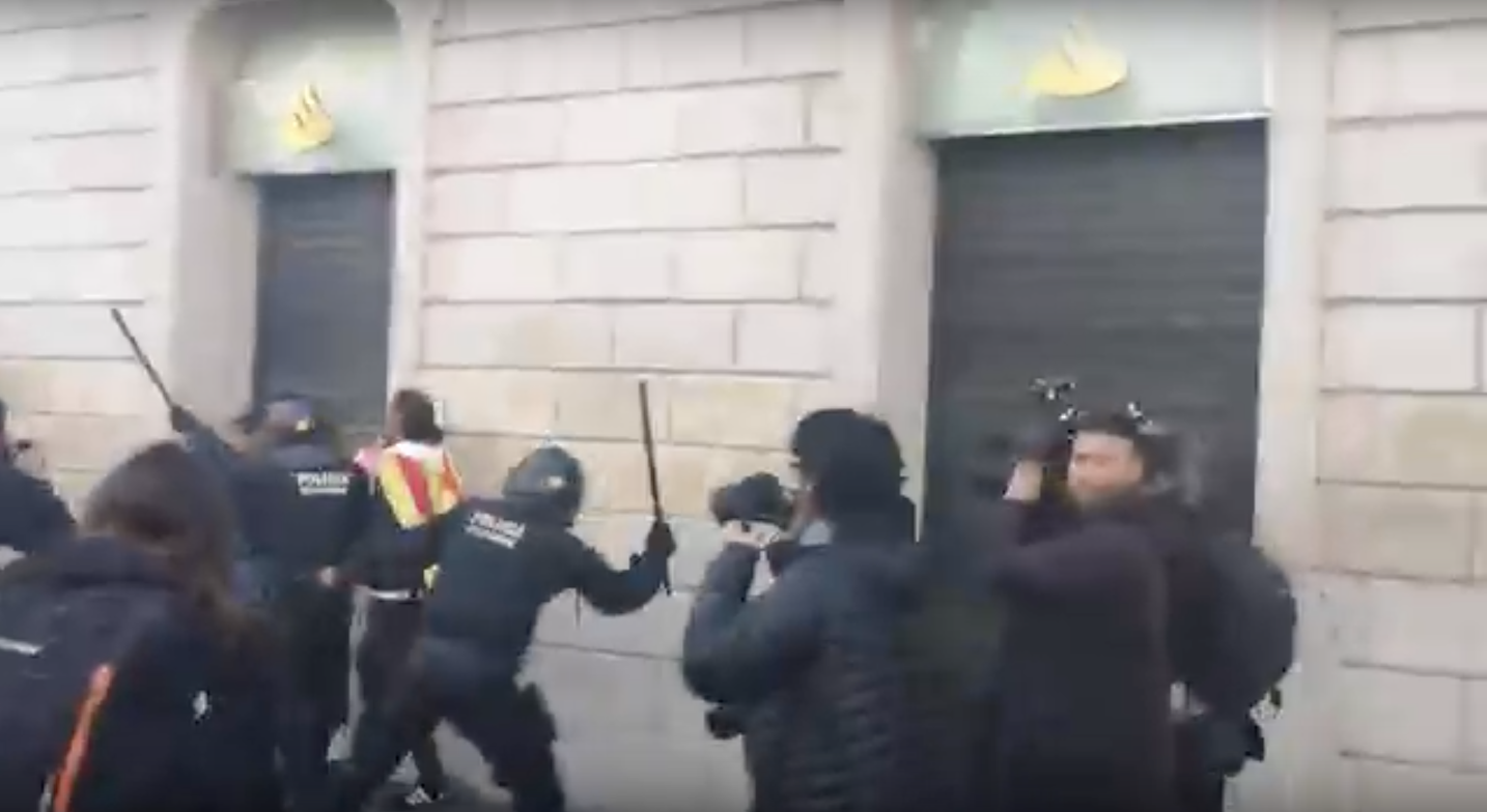 Una imatge del vídeo del TOT Barcelona de la càrrega dels Mossos al passeig de Gràcia en la vaga del 21-F 