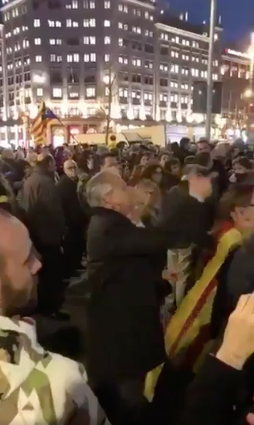 El gest de Josep Bou a la manifestació del 21-F. | CADCI