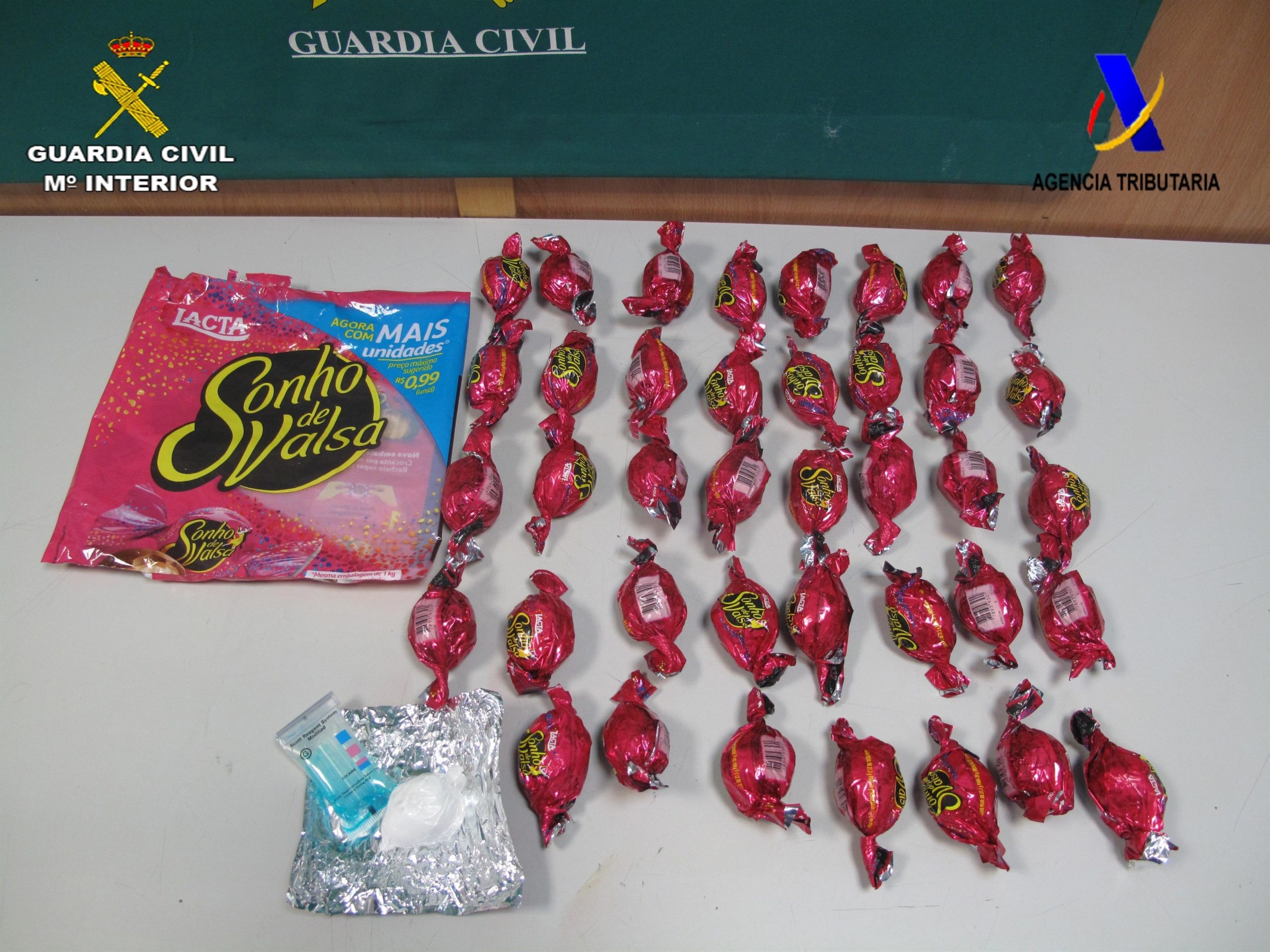 La dona havia amagat més de 2 quilos de cocaïna en l'embolcall dels bombons. | Europa Press