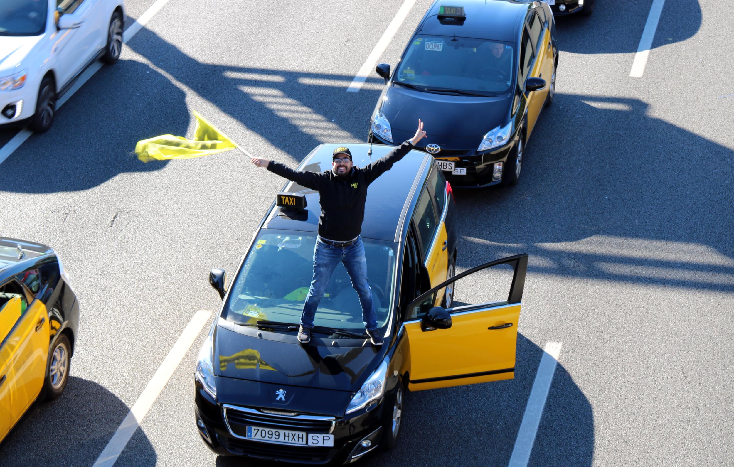 Un grup de taxistes es concentra a les afores de Barcelona / ACN