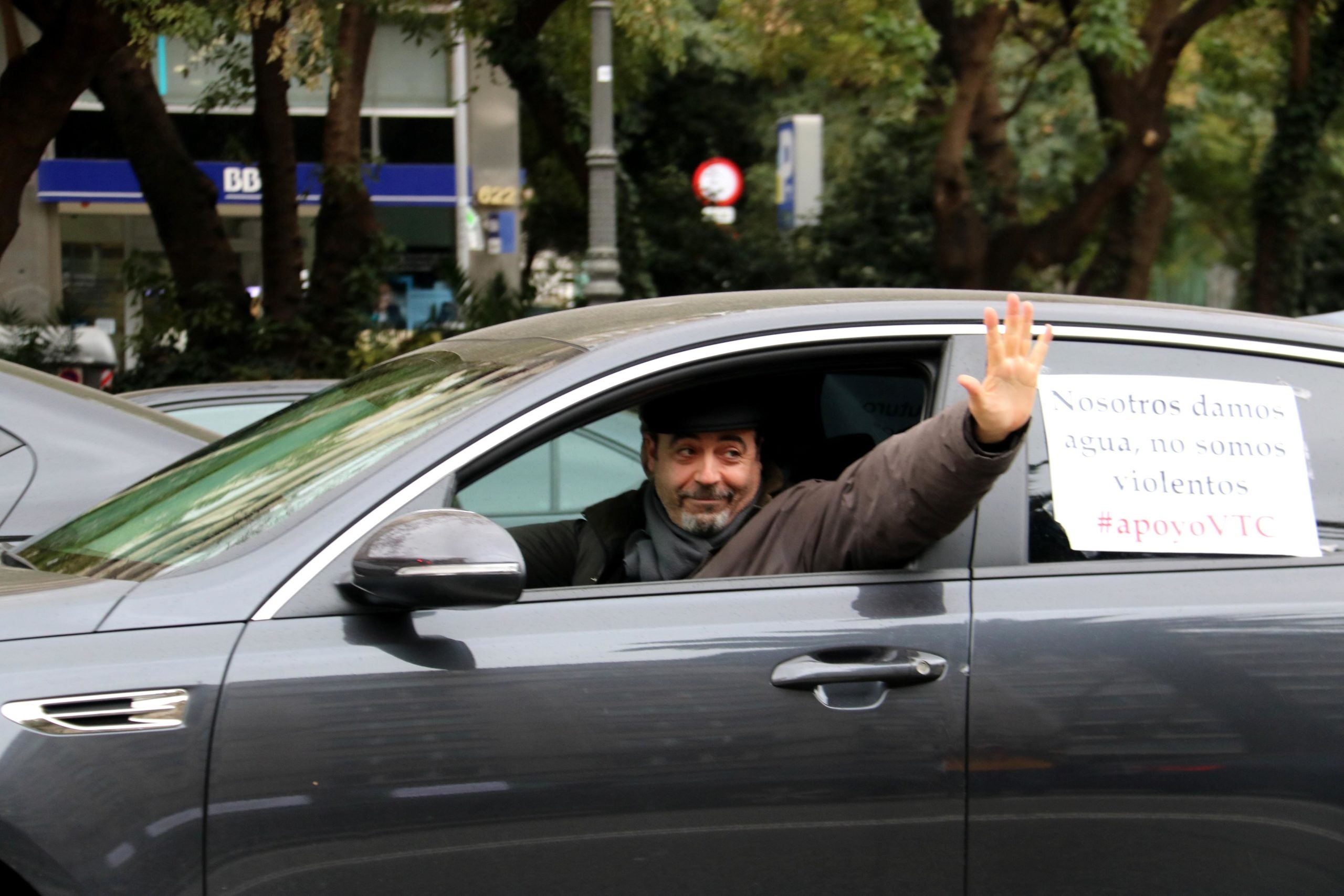 Un conductor de VTC marxant de la Diagonal amb el cotxe després de dies d'acampada de protesta / ACN