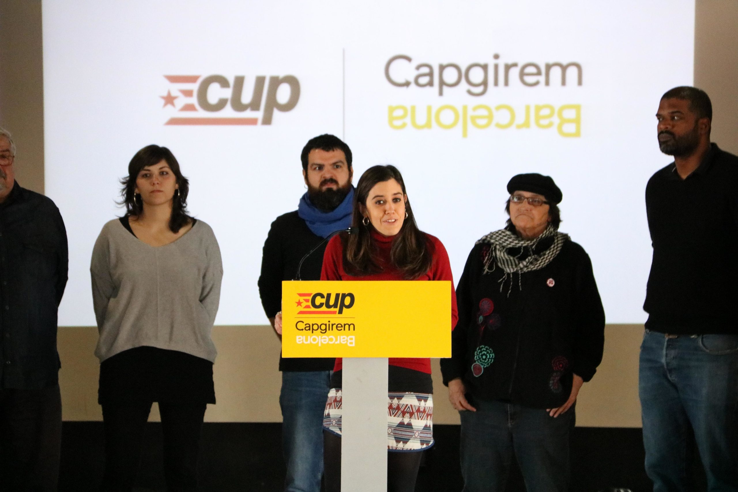 La candidata de la CUP, Anna Saliente, amb la resta de membres de la llista del partit per a les municipals / ACN