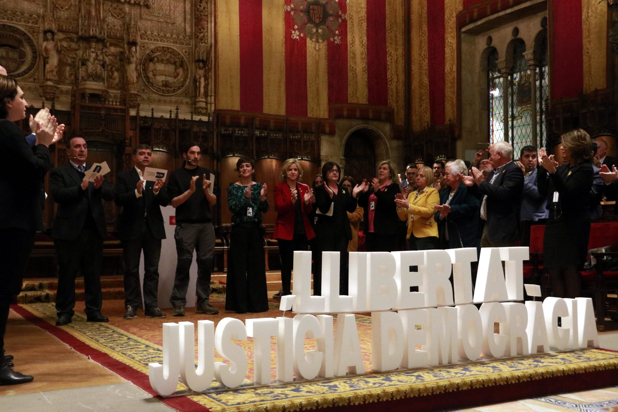 Alcaldes de tot Catalunya, familiars dels líders independentistes empresonats i altres assistents a l'acte de l'ACM i l'Ajuntament de Barcelona / ACN - Laura Fíguls