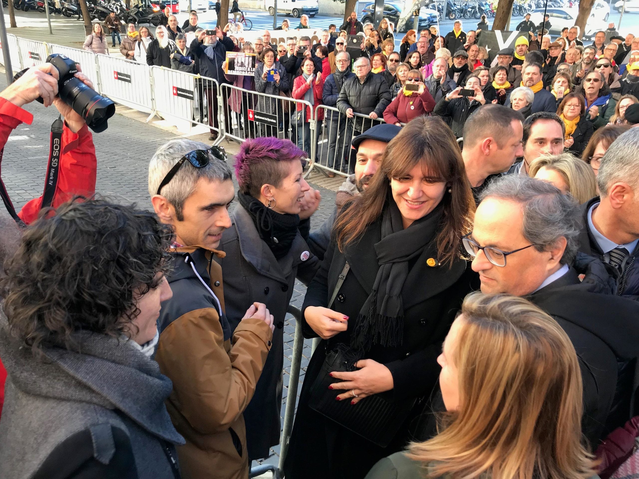 Torra i la consellera de Cultura, Laura Borràs, amb Roger Español avui abans de la seva declaració / ACN