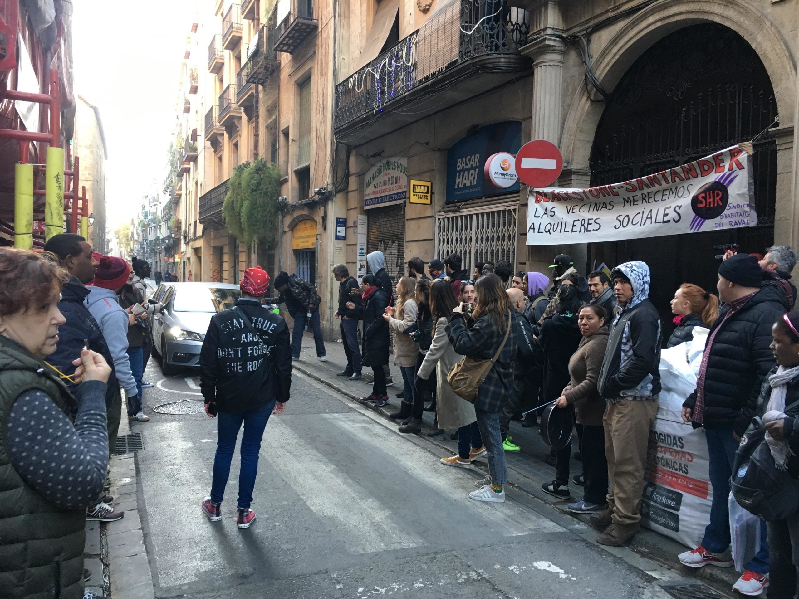 Veïns del Raval bloquegen la porta de l'edifici que ha de ser desnonat. | S. B.