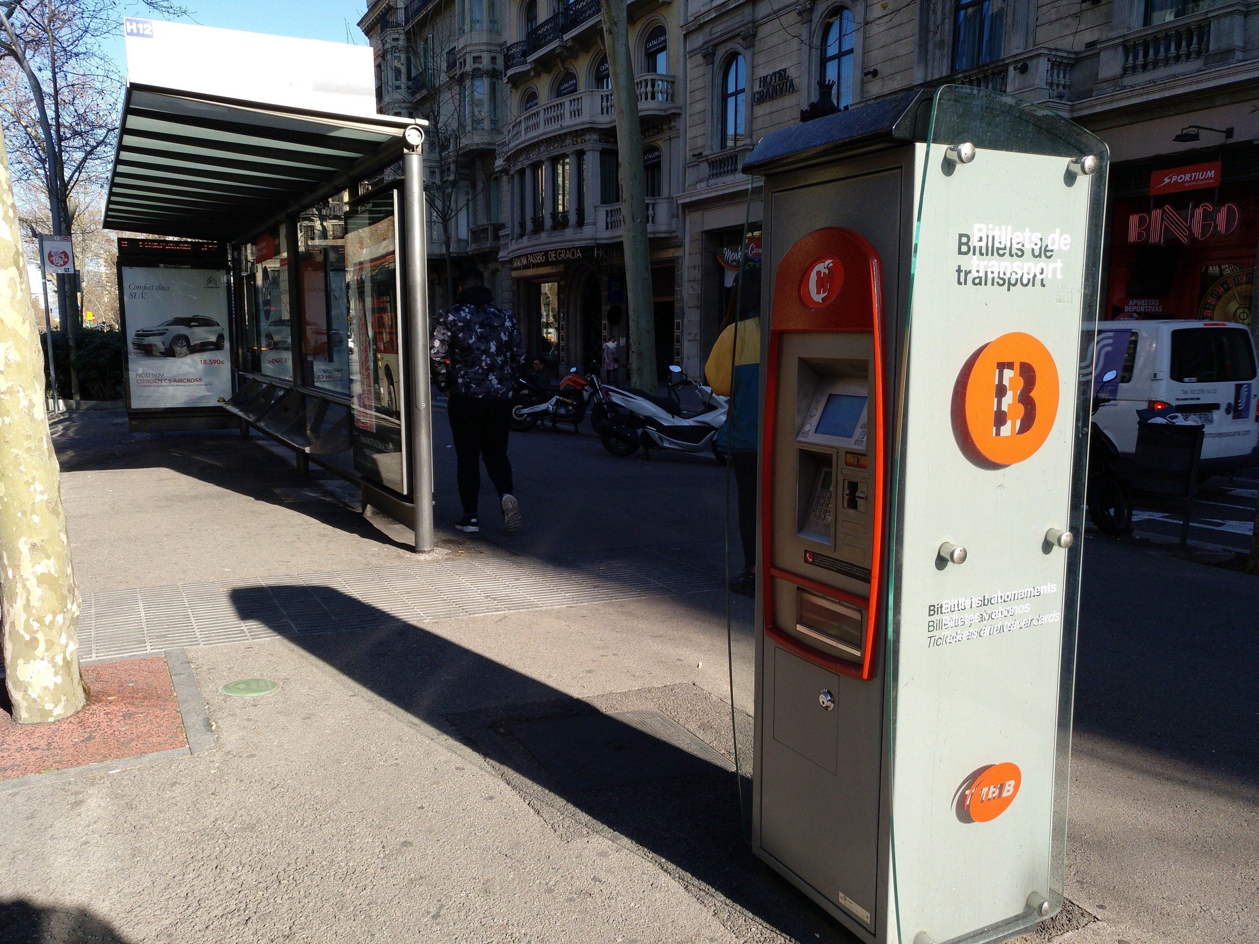 Expenedora de TMB a la parada de bus de Gran Via - Pau Claris / Meritxell M. Pauné