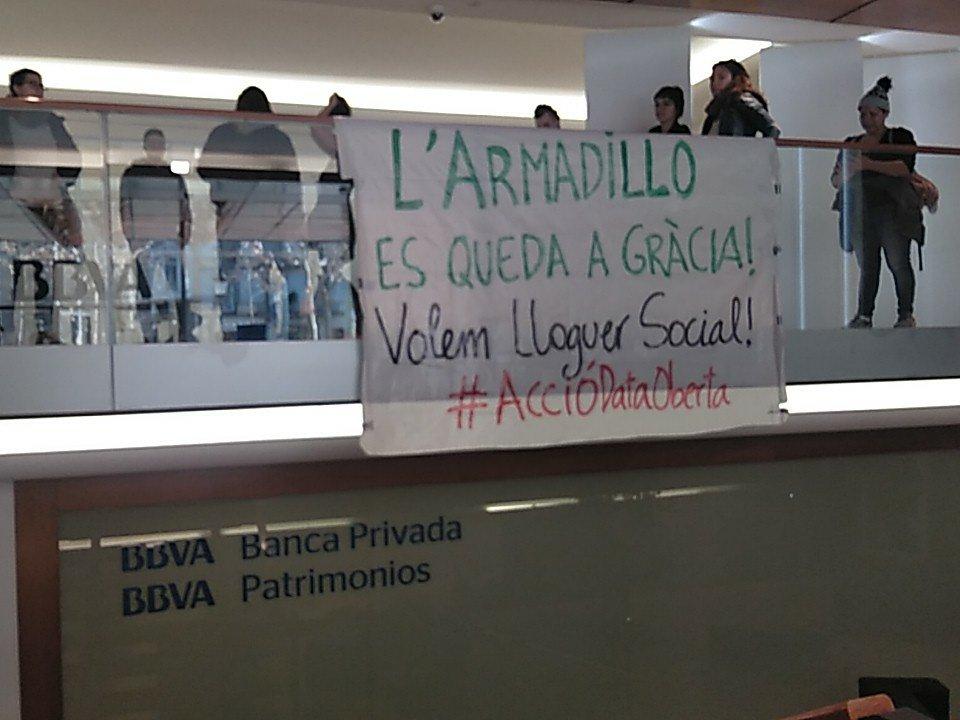 Activistes ocupen l'oficina del BBVA a passeig de Gràcia. | Oficina d'Habitatge Popular de Gràcia