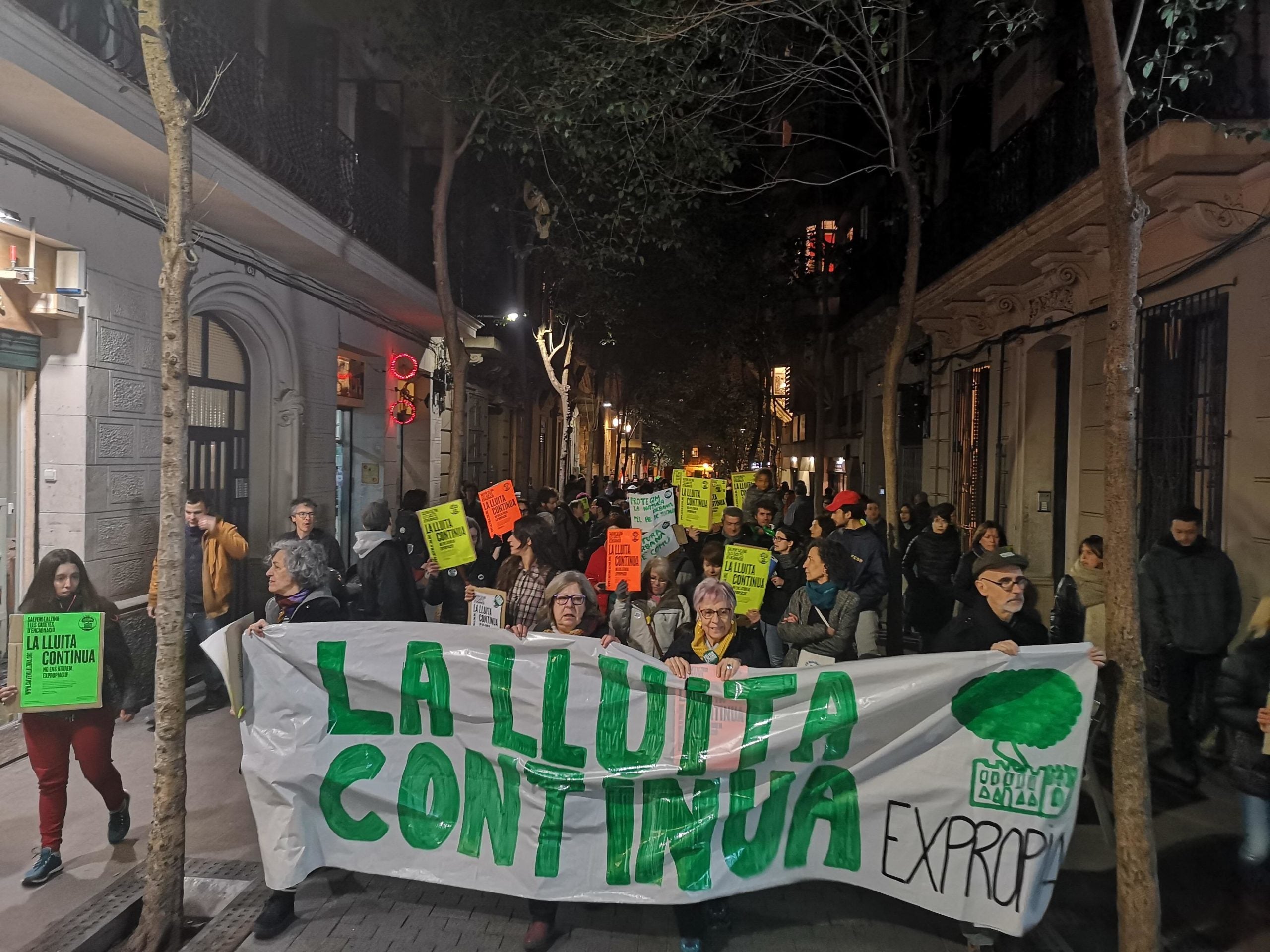 Unes 100 persones s'ha manifestat a Gràcia per protestar contra el desallotjament de les casetes d'Encarnació / D.C.