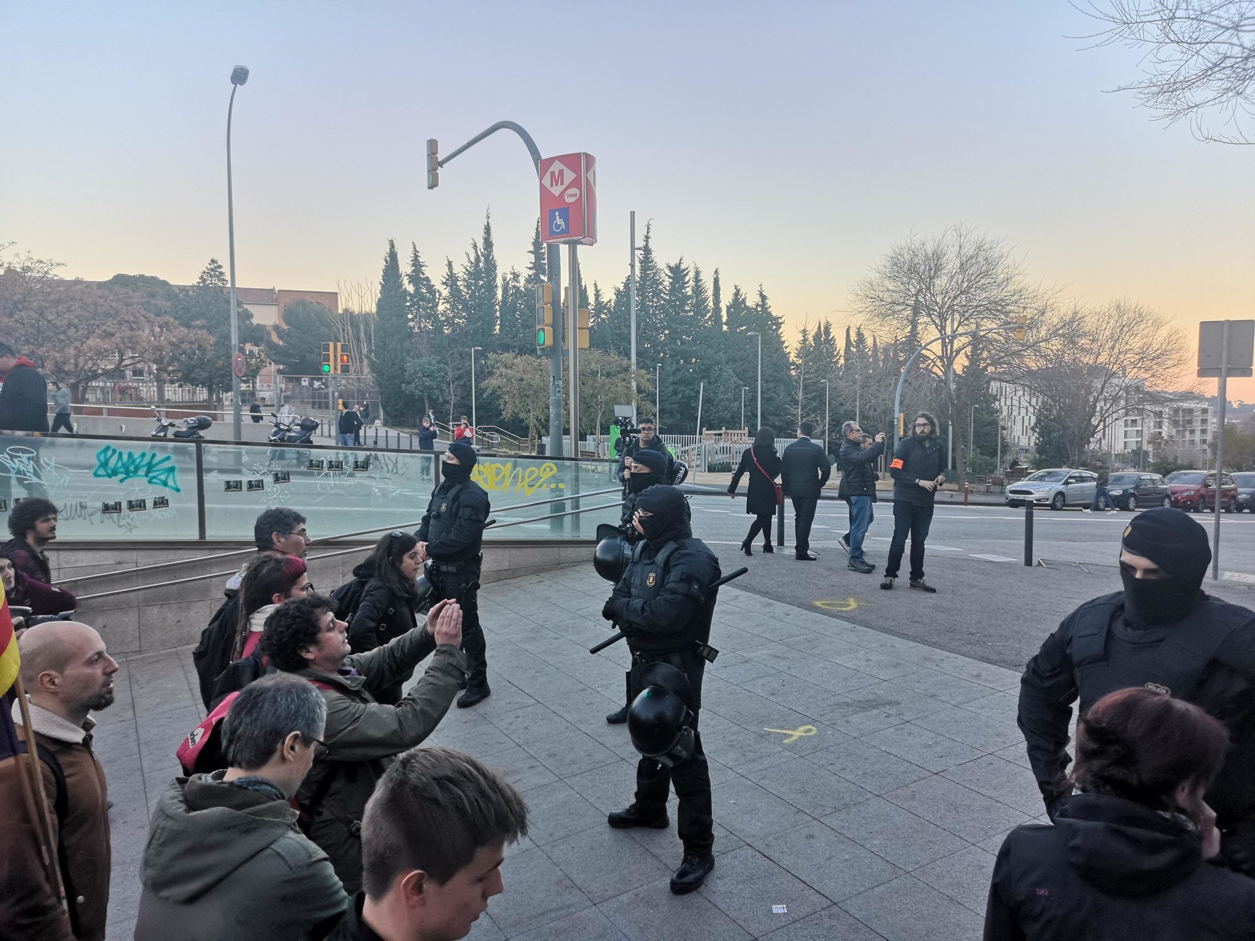 Mossos d'Esquadra i antifeixistes a la parada de metro de Mundet, a tocar de l'acte de Vox / D.C.