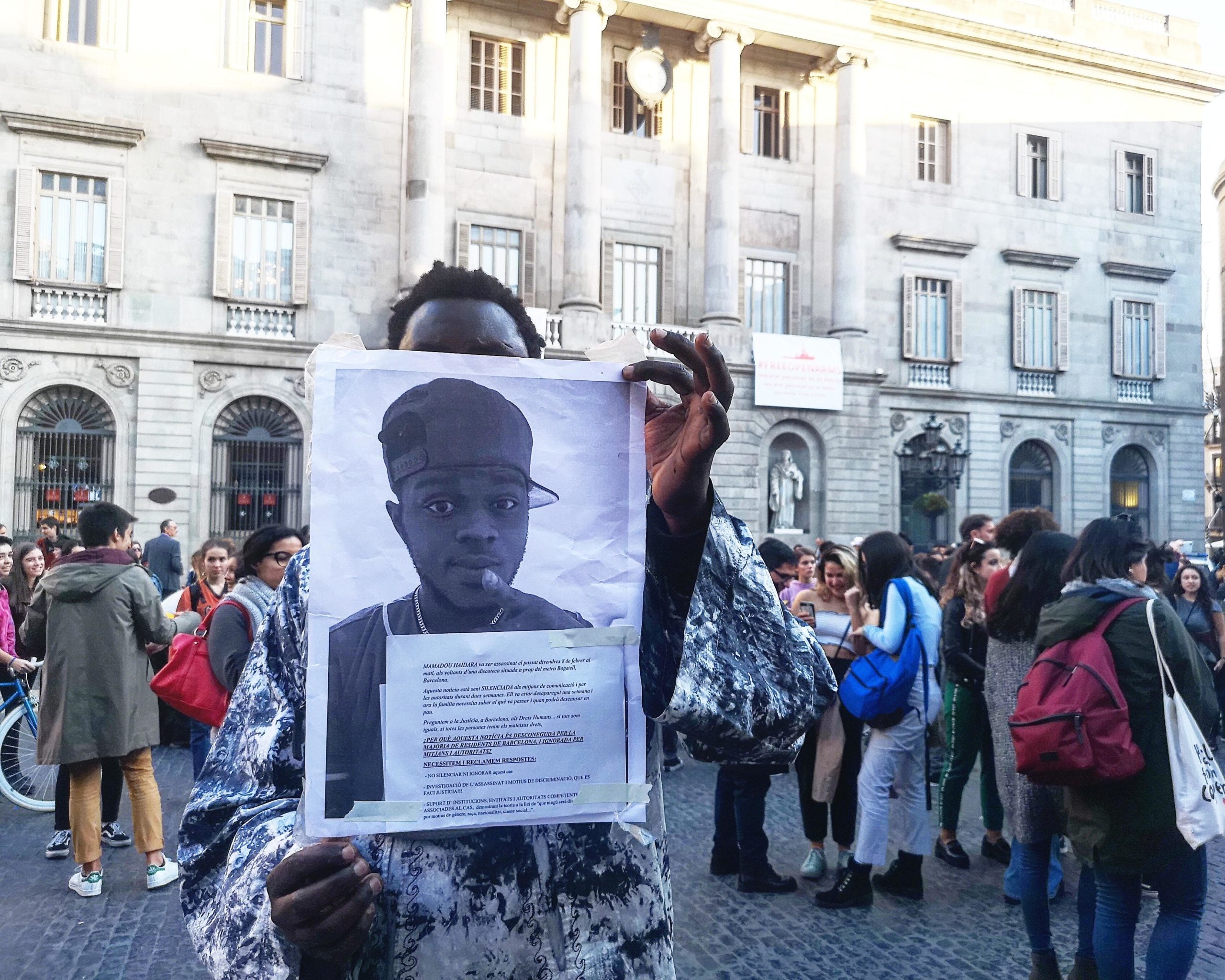 Un amic del Mamadou ensenya la foto del jove mort. / D.C.