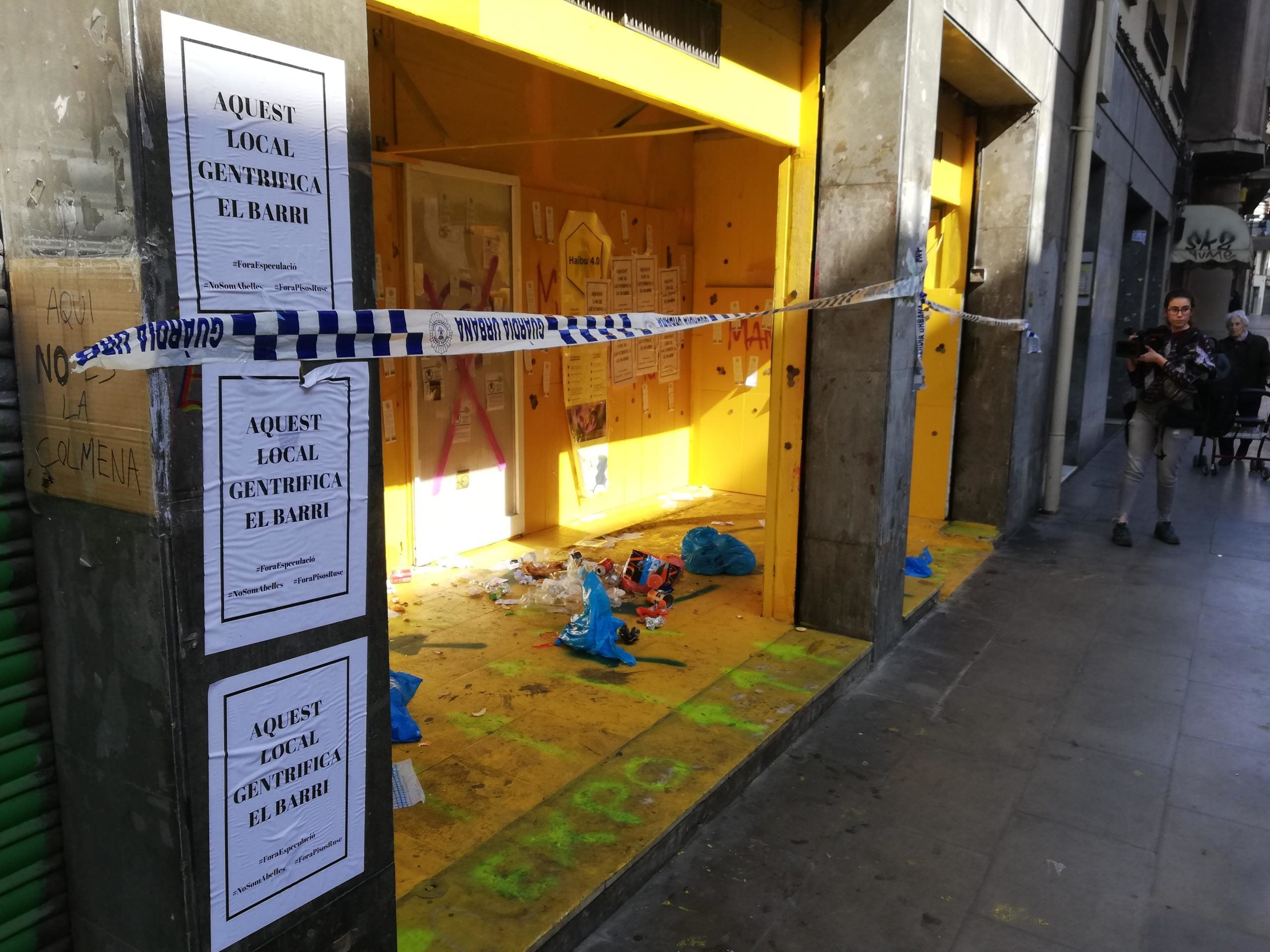 Diversos manifestants han llançat escombraries i enganxat cartells al pis rusc de Sants. | Adrià Lizanda