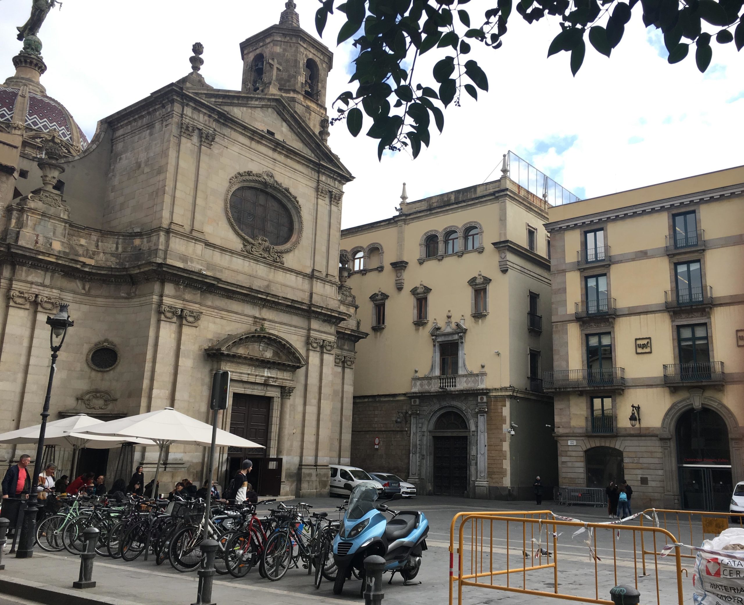 La plaça de la Mercè, on Capitania General ha vetat que l'Ajuntament hi instal·li uns vàters públics. La cantonada que queda al mig de la imatge és la part del darrere de Capitania General que dona a la plaça. / S.B.