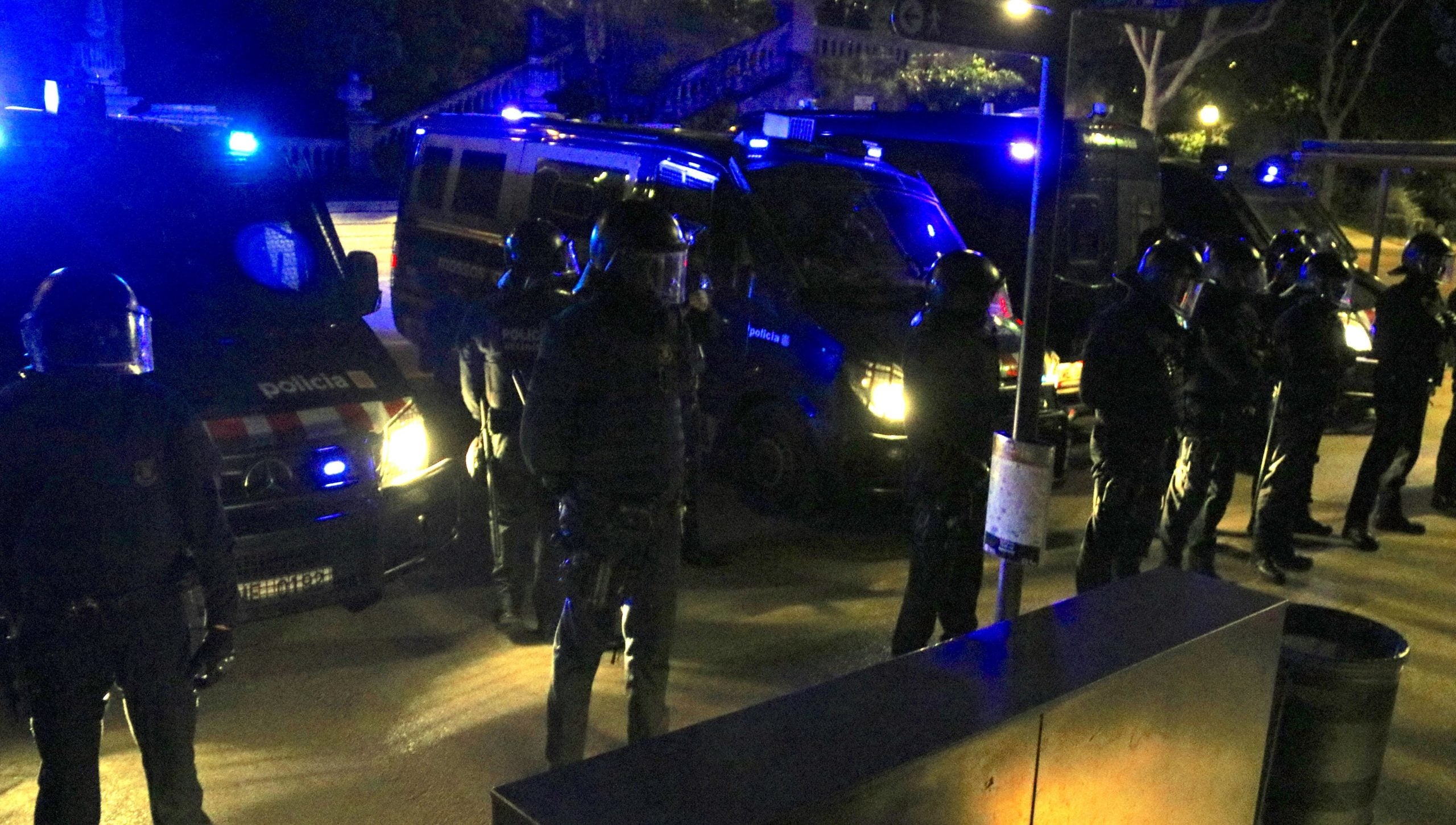 Els Mossos que han barrat el pas als manifestants contra Felip VI / ACN