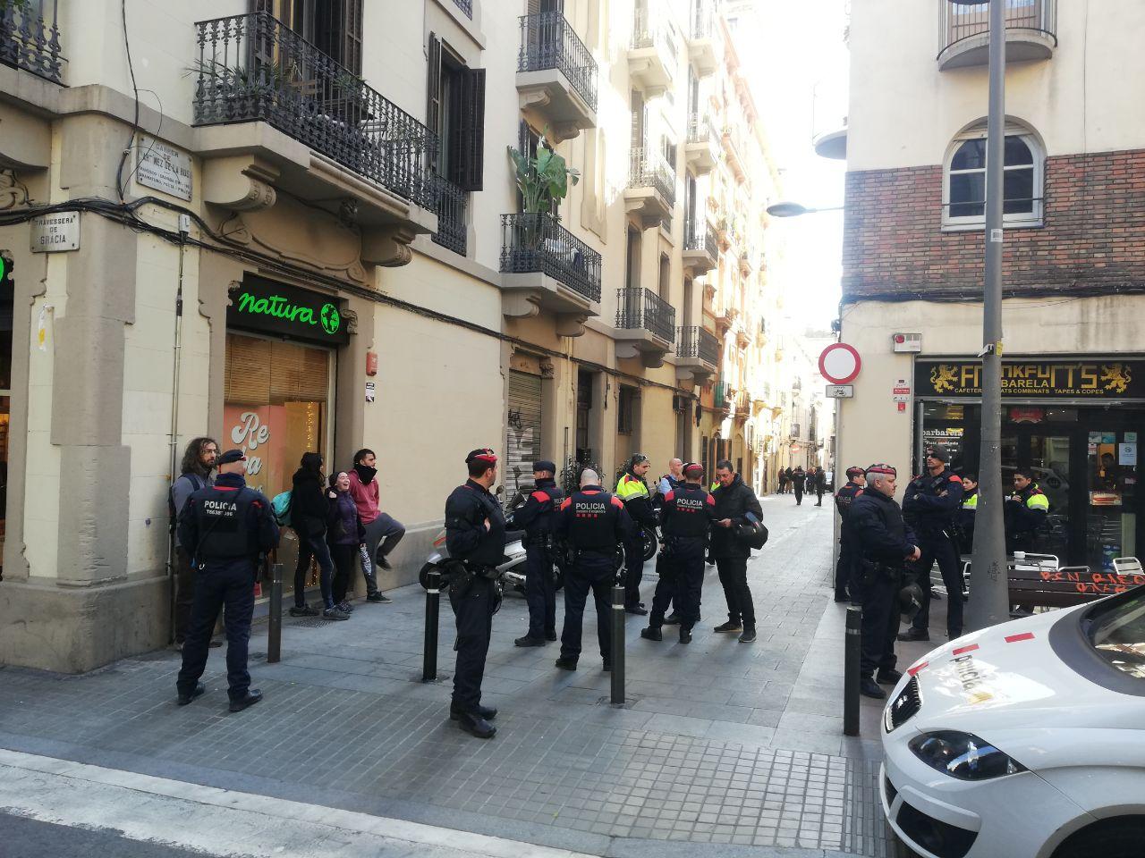 Agents antiavalots de la secció d'ARRO de Mossos davant Ca la Trava. / A. L.