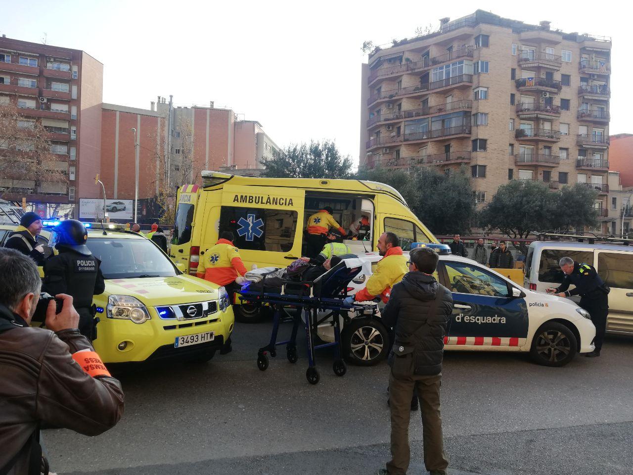 Una ambulància evacua el manifestant de la vaga el 21-F atropellat a la Meridiana / Adrià Lizanda