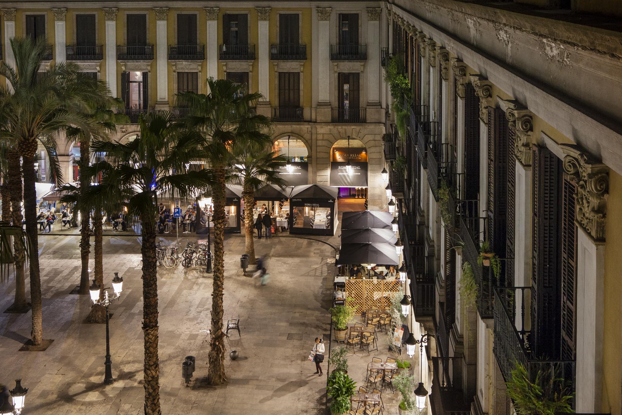 Vista de la plaça Reial de Barcelona, de nit / Wikimedia - Ramblasbacardi