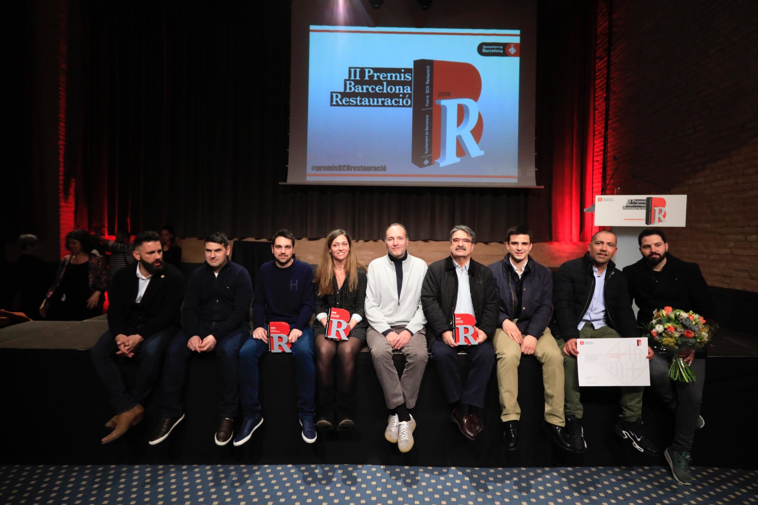 Foto de família dels premiats a la segona edició dels Premis Barcelona Restauració / ACN