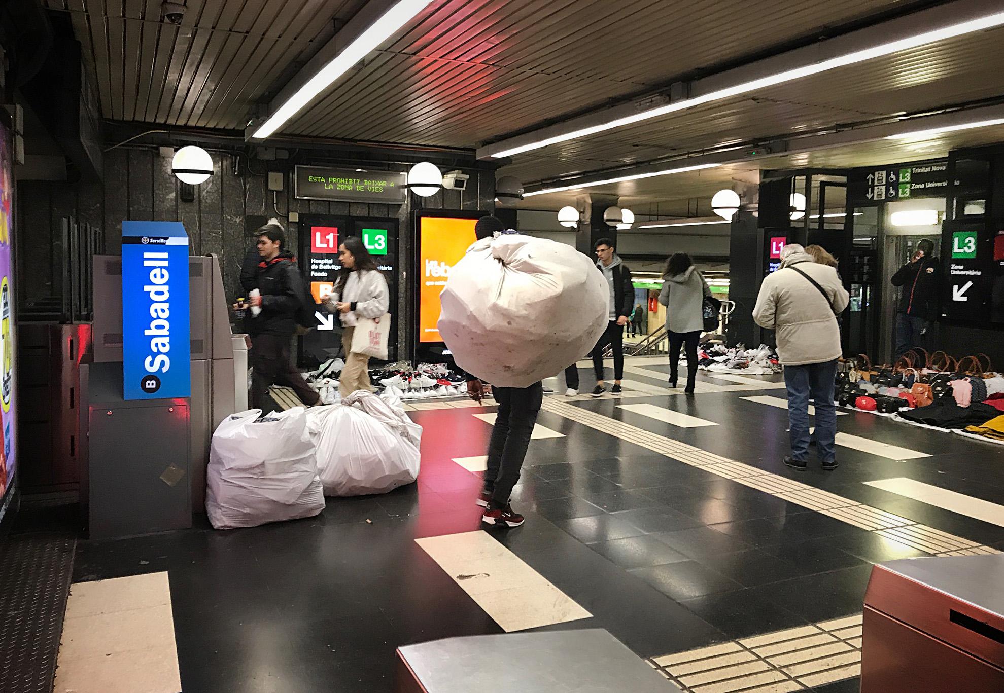 Manters als accessos a les andanes de la parada de Catalunya de la línia 3 del metro, en una imatge d'arxiu / Jordi Play