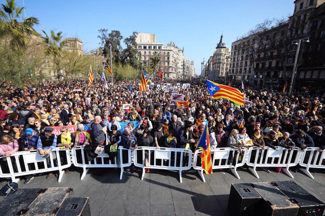 Centenars de persones es concentren a la plaça Universitat / Jordi Borràs