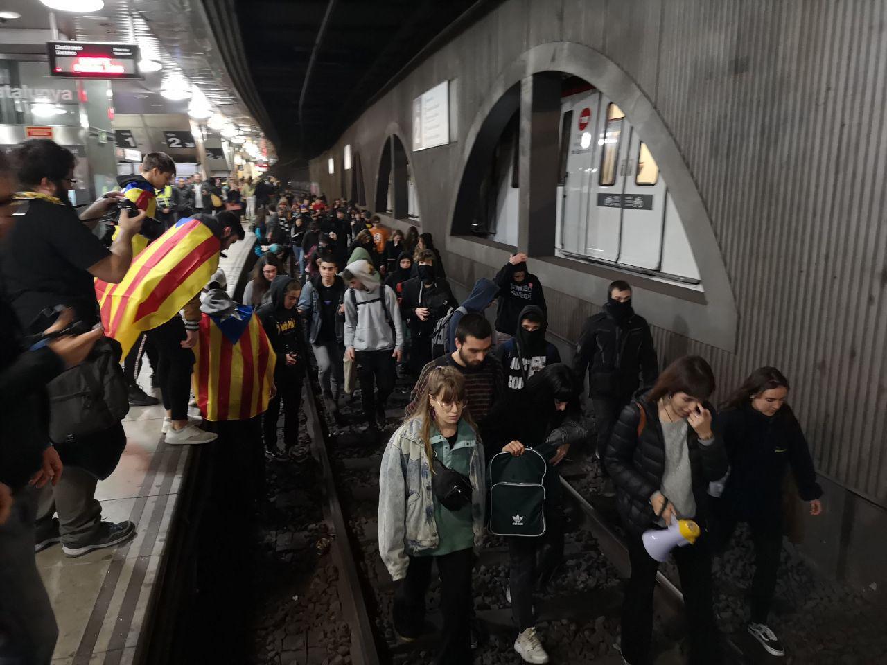 Uns 200 estudiants ha ocupat les vies de plaça Catalunya / D.C.