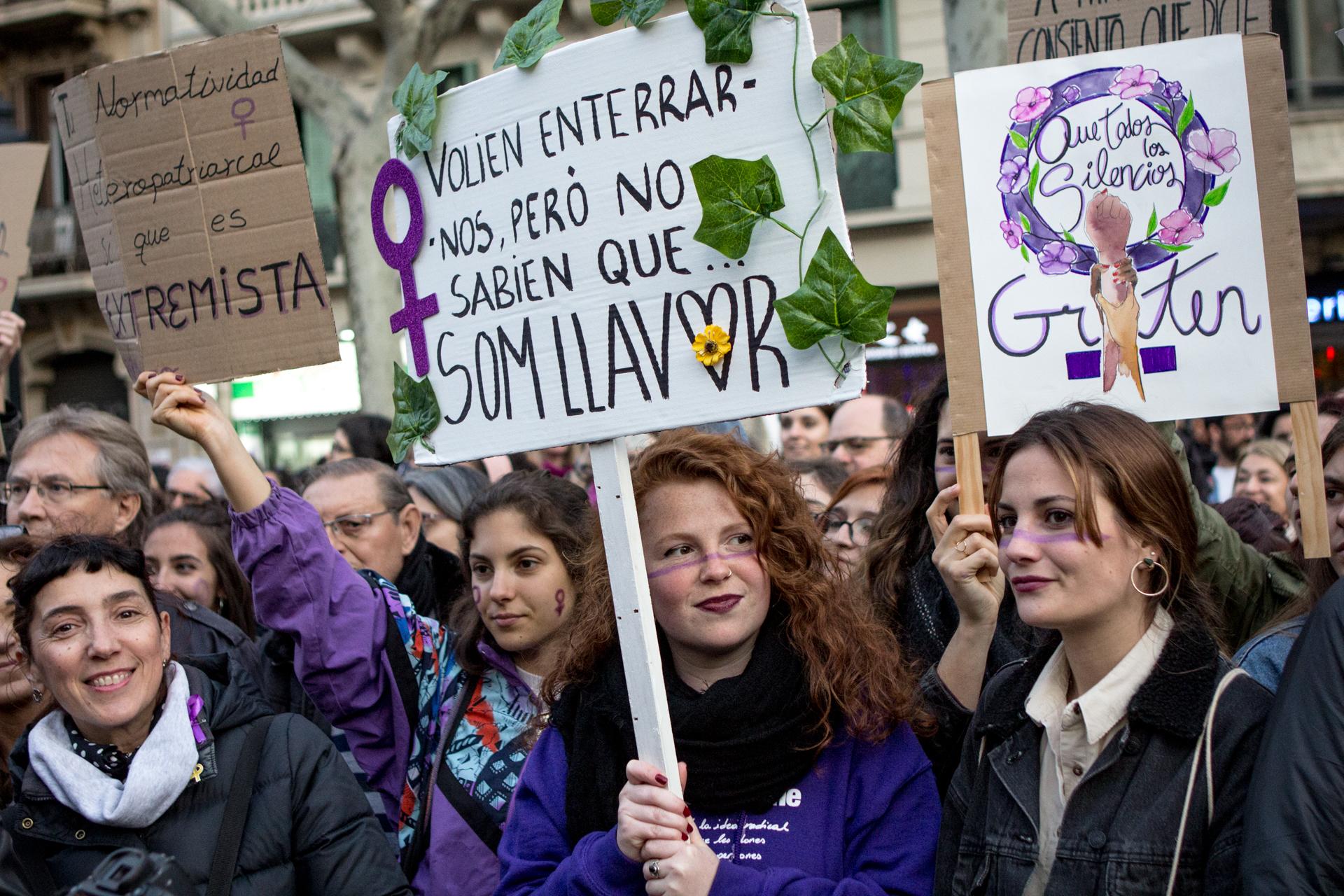 Noies amb pancartes inundaven els carrers de Barcelona durant la manifestació feminista del 8-M del 2019 / Sira Esclasans