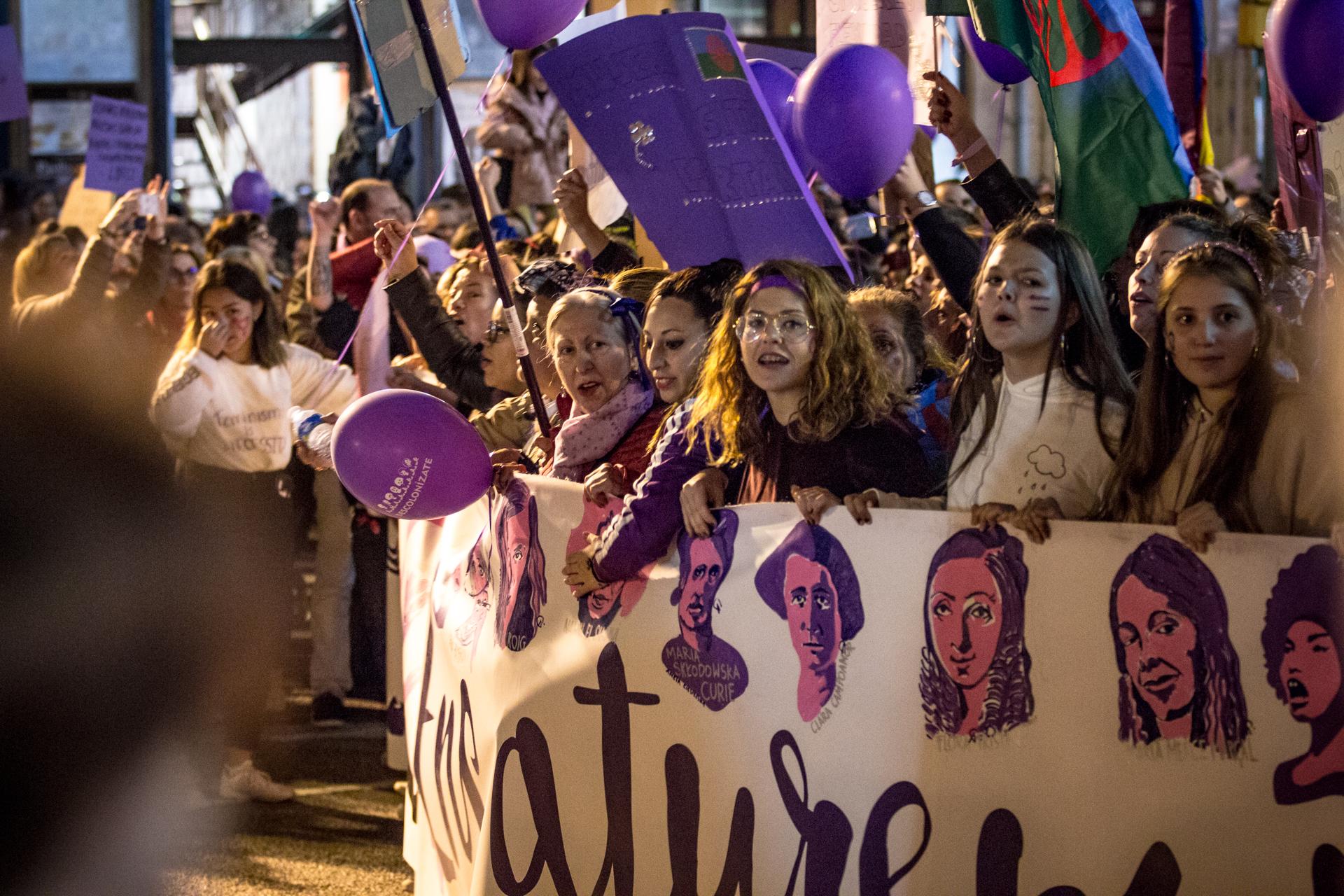 Dones portant una pancarta a l'inici de la manifestació d'un 8M anterior / Sira Esclasans