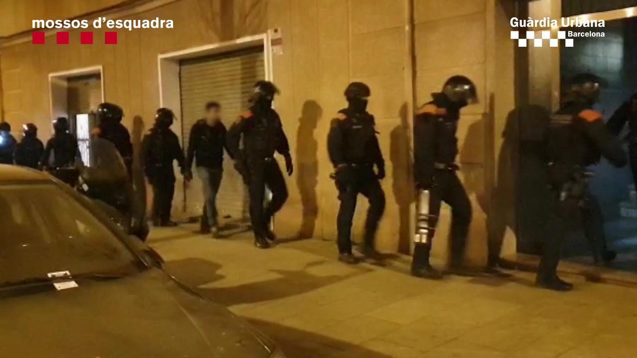 Entrada d'agents dels Mossos a un dels pisos. | Mossos d'Esquadra