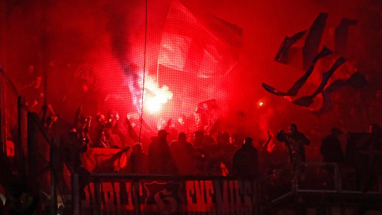 Bengales a l'estadi del Lió durant el partit contra el Barça. | EFE