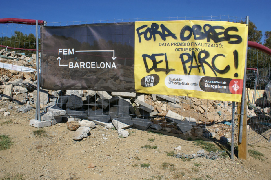 Pintada en una tanca de les obres de pavimentació de camins al Parc del Guinardó / Salvem Els Tres Turons