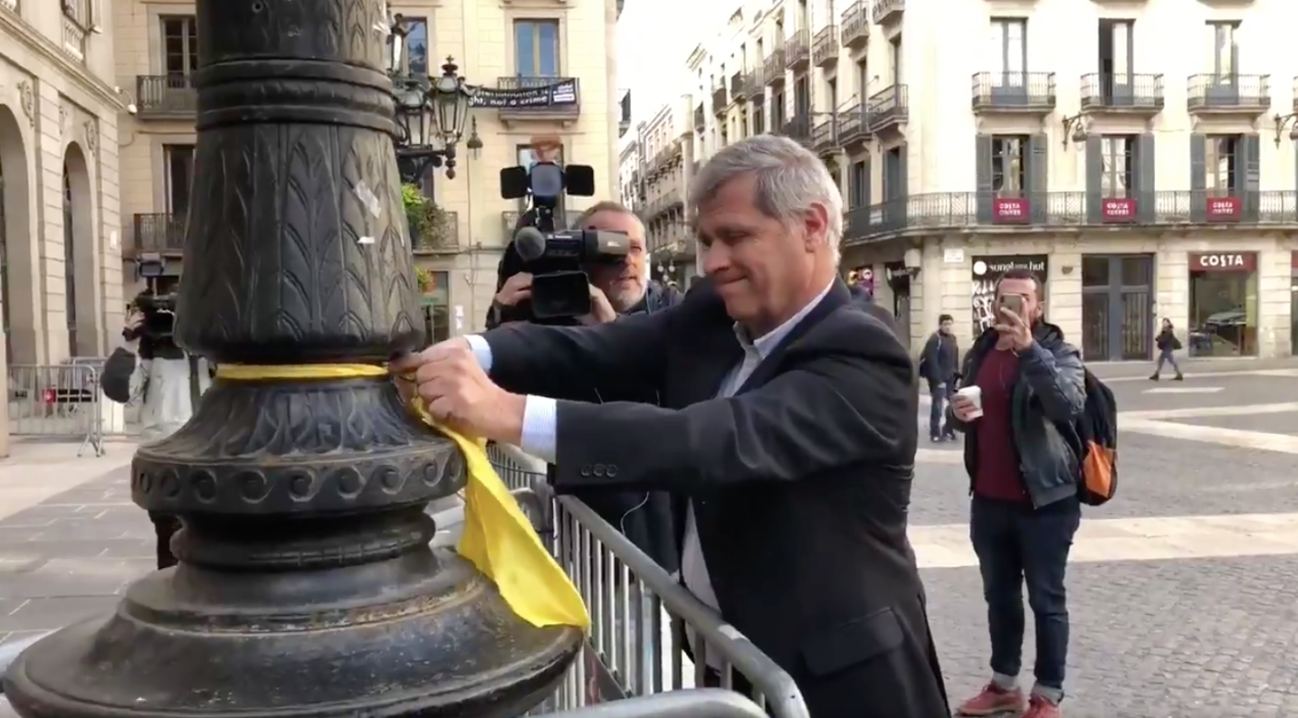 El president del grup municipal del PP, Alberto Fernández Díaz, treu els llaços. | PP