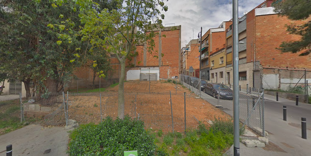 Solar al carrer del Pla dels Cirerers, a Nou Barris, on es construirà l'edifici d'habitatge cooperatiu / Street View