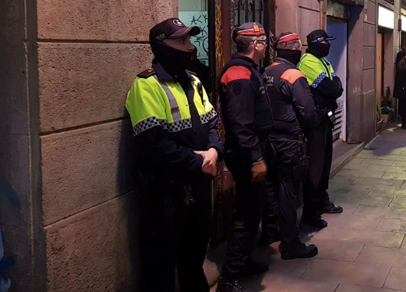 Entrada i registre policial en un narcopis del barri Gòtic / Mossos d'Esquadra