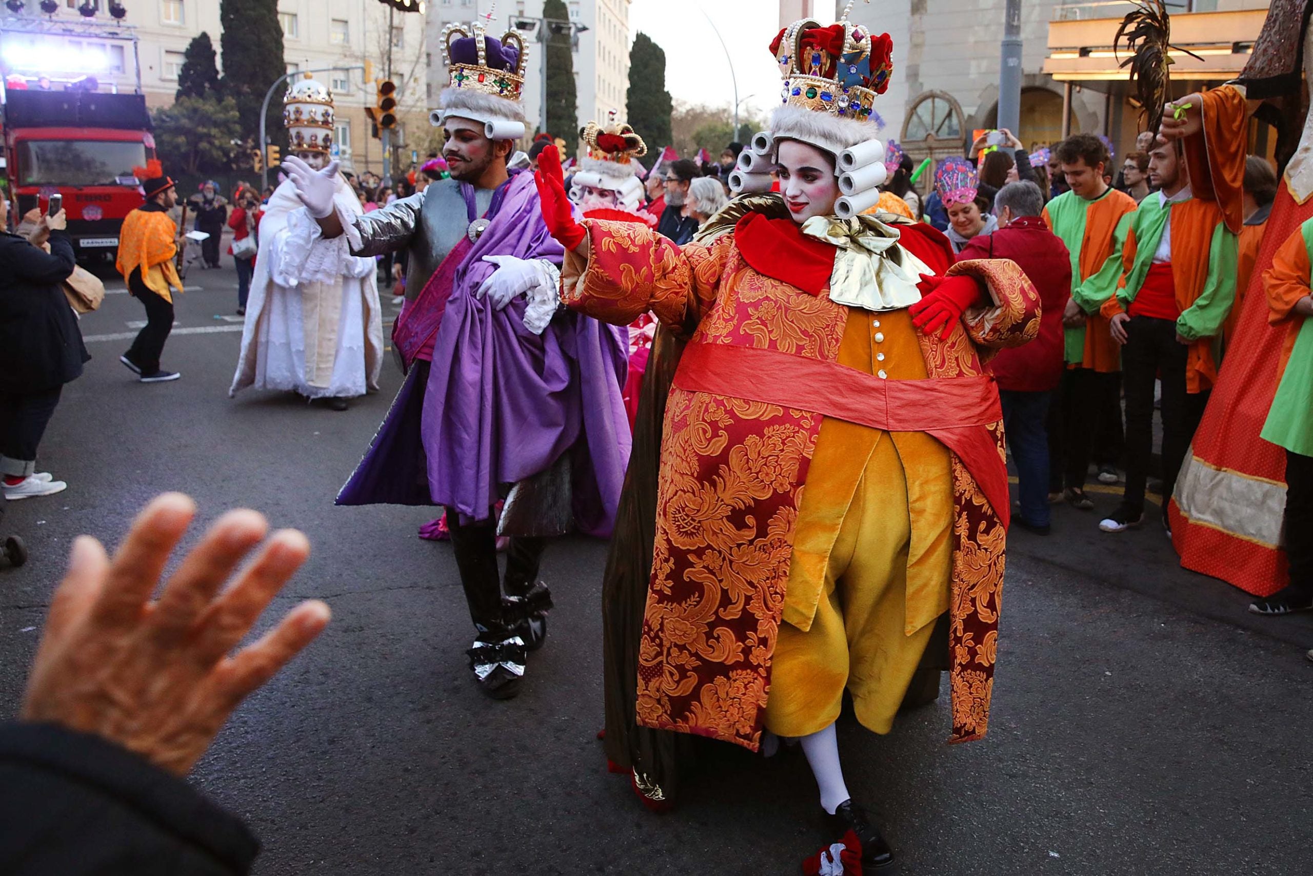 La disbauxa del carnaval comença amb l'Arribo dels Comediants a Barce
