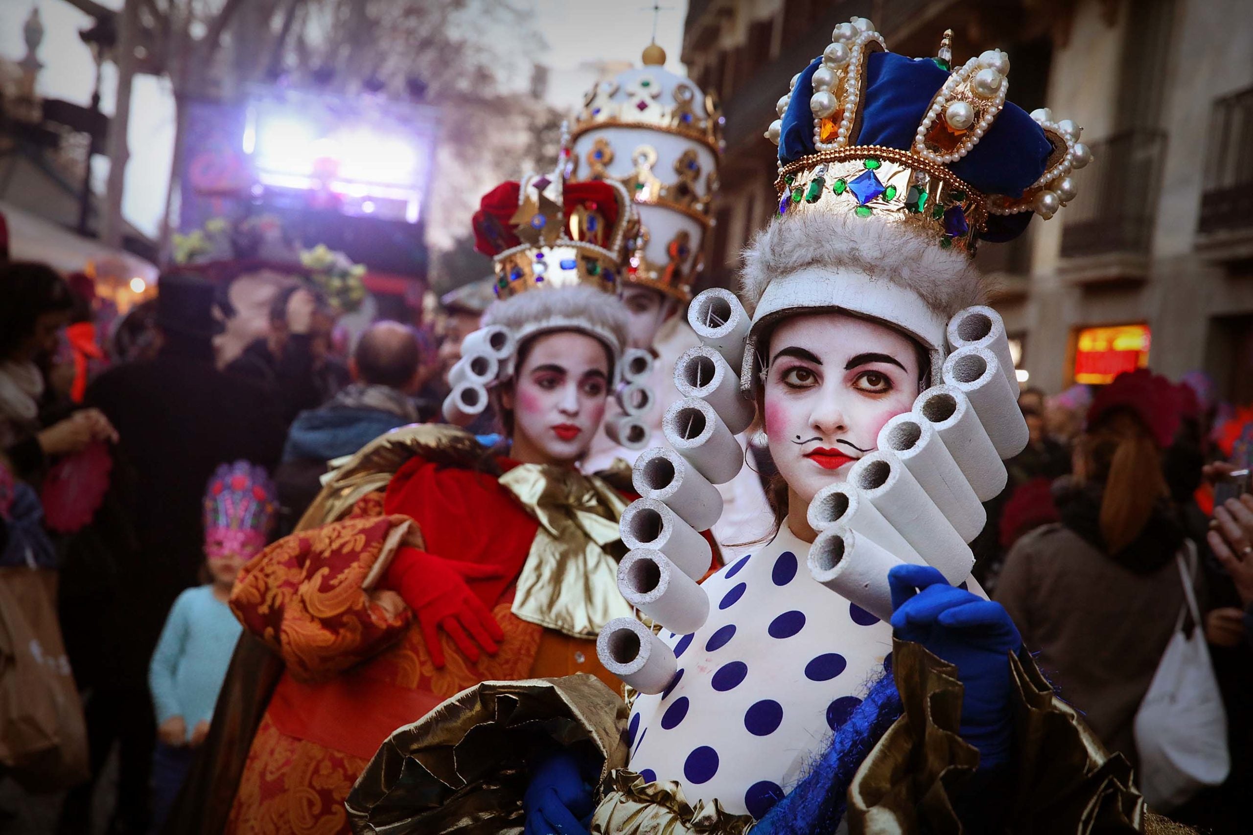 La disbauxa del carnaval comença amb l'Arribo dels Comediants a Barcelona / Foto: Jordi Play