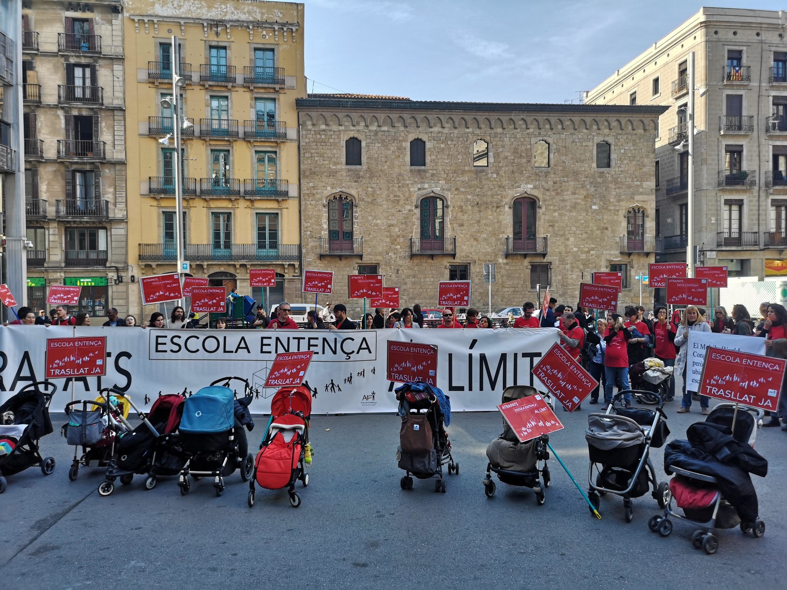 La protesta de les famílies de l'escola Entença, davant de l'Ajuntament, el 28 de febrer / D.C.